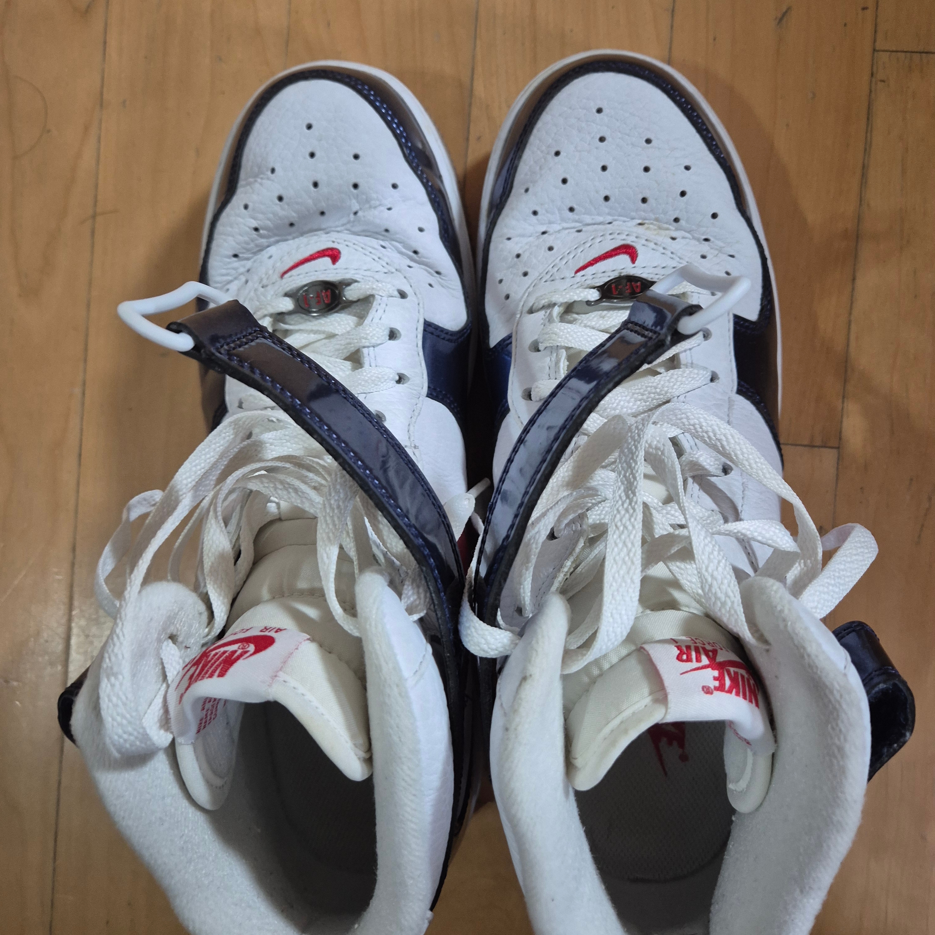 Nike Air Force 1 Mid QS University Red and Midnight Navy 착용 스타일