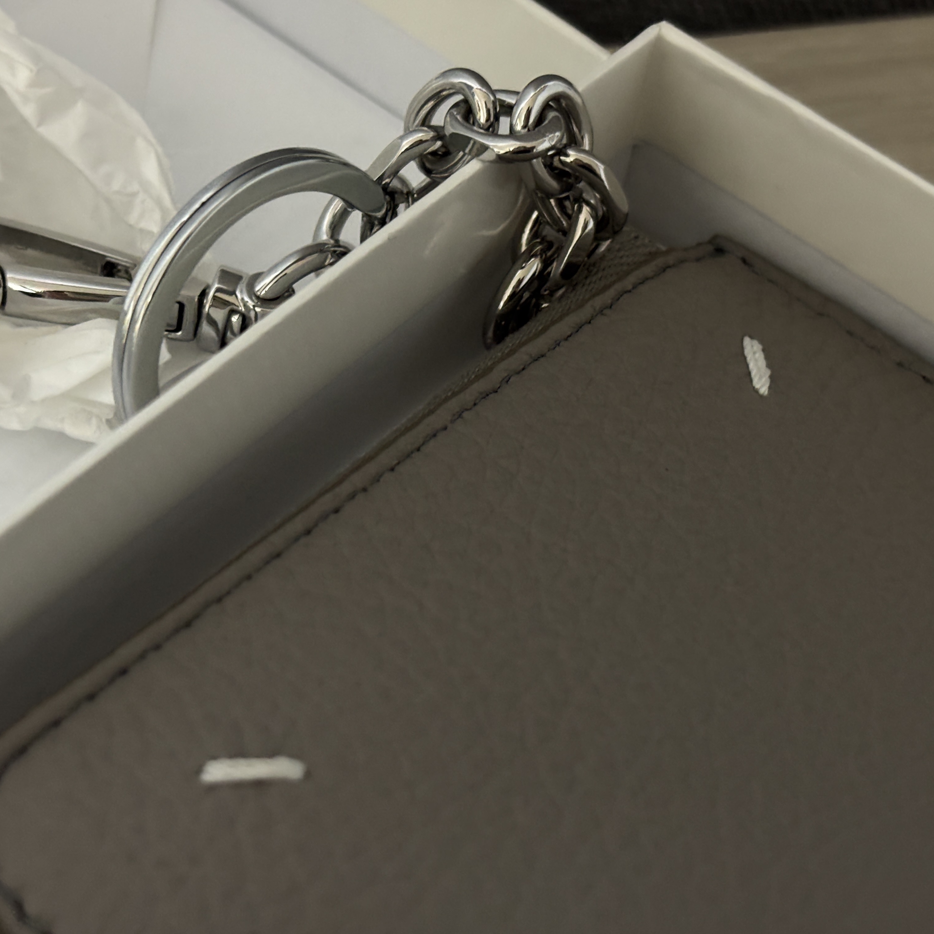 Maison Margiela Keyring Wallet Thyme 착용 스타일