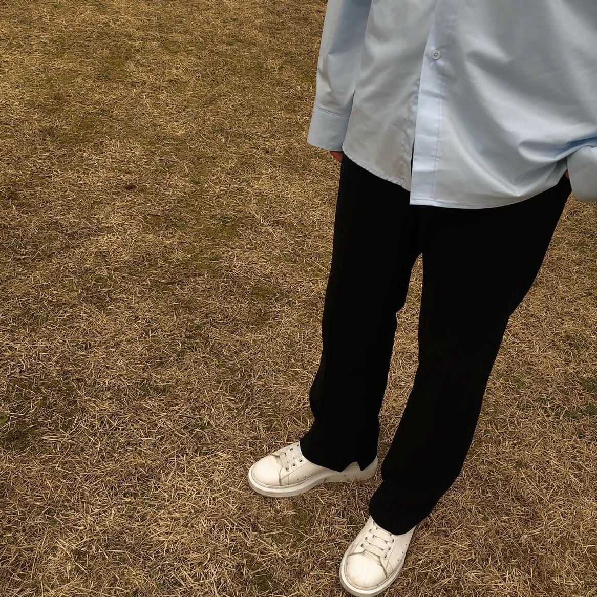 Alexander McQueen Oversized Sneakers White Black 착용 스타일
