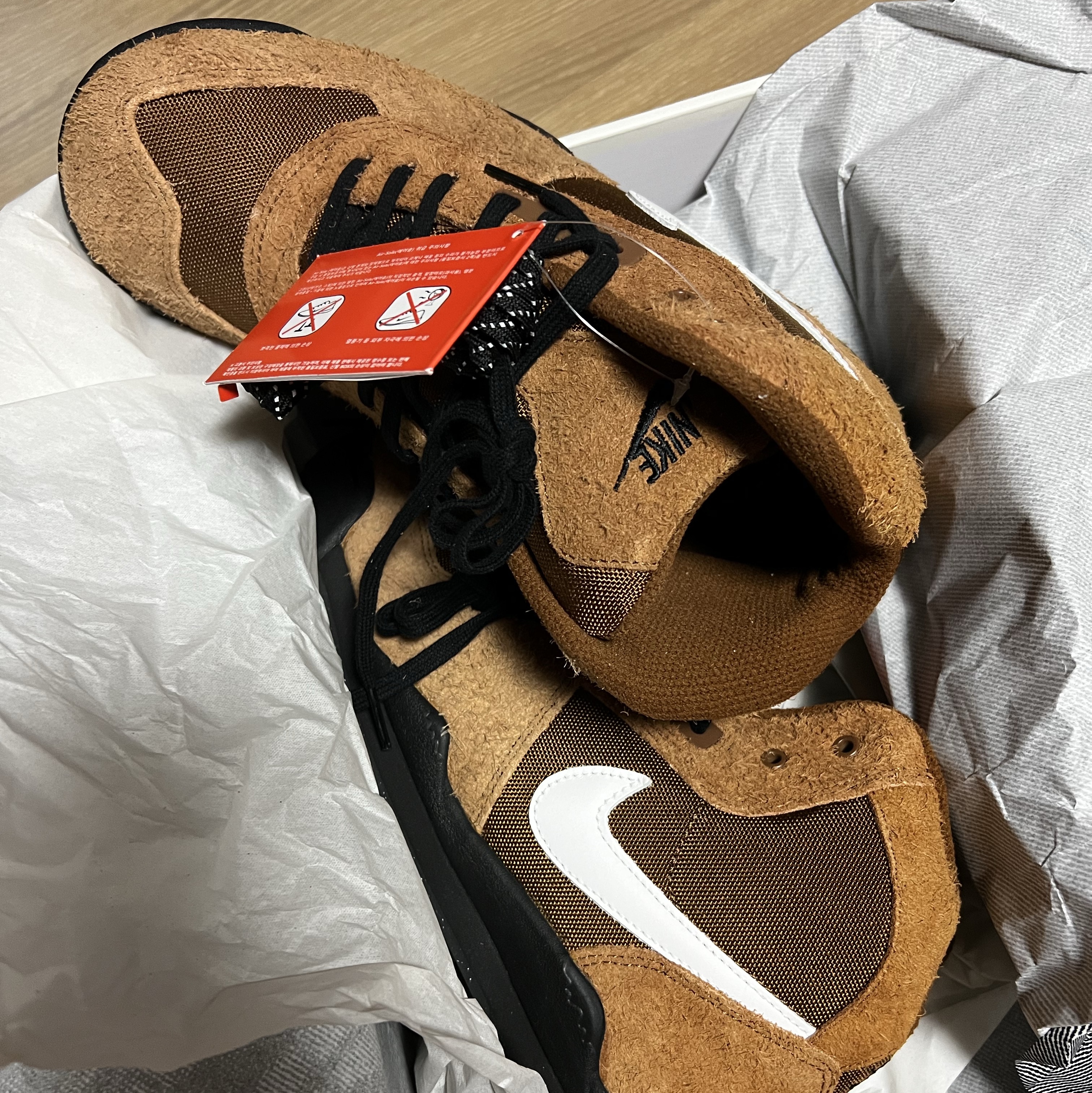 Nike x Stussy Air Baltoro Light British Tan and Black 착용 스타일 - 2