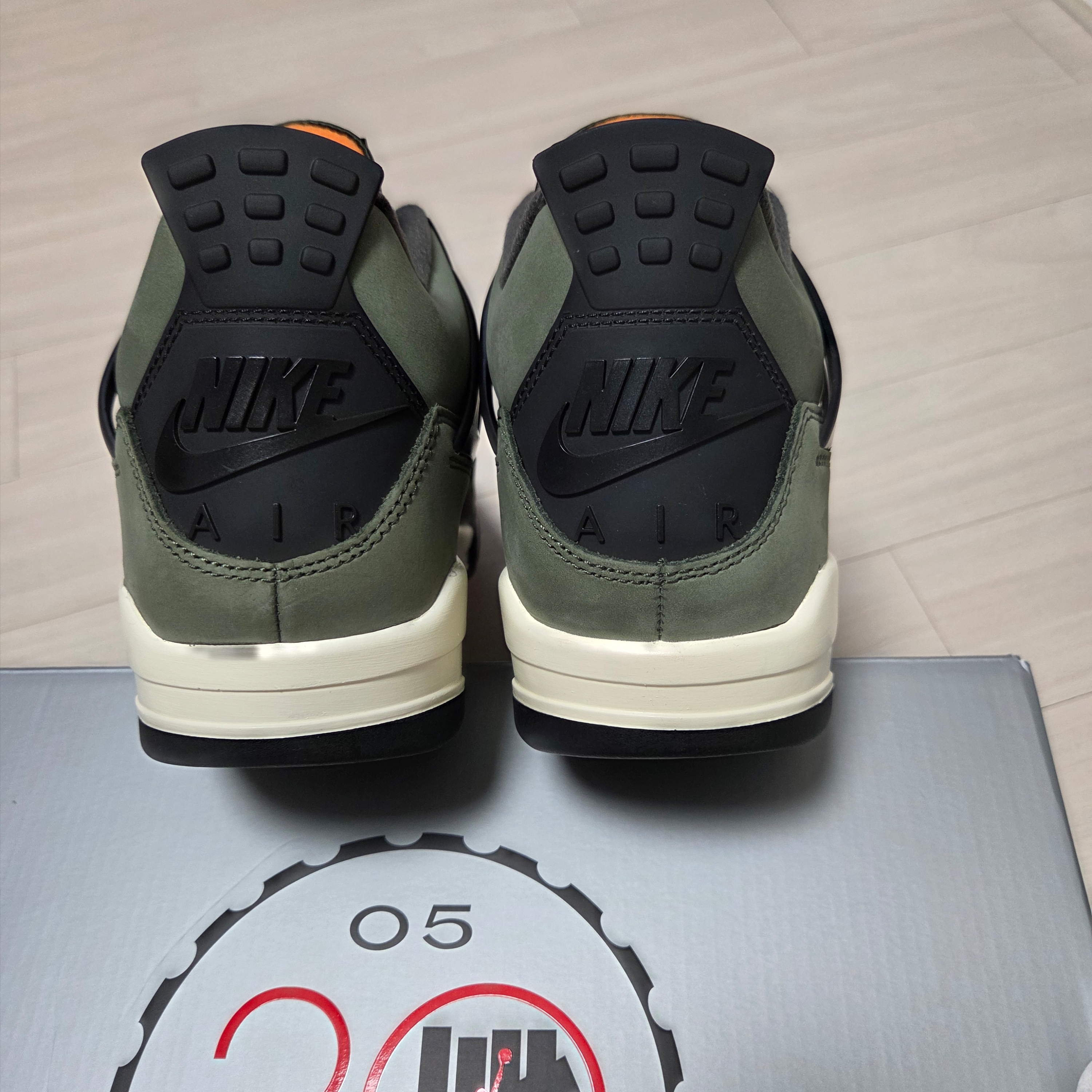 Jordan 4 x Undefeated Retro OG SP Deep Green and Clementine 착용 스타일 - 3