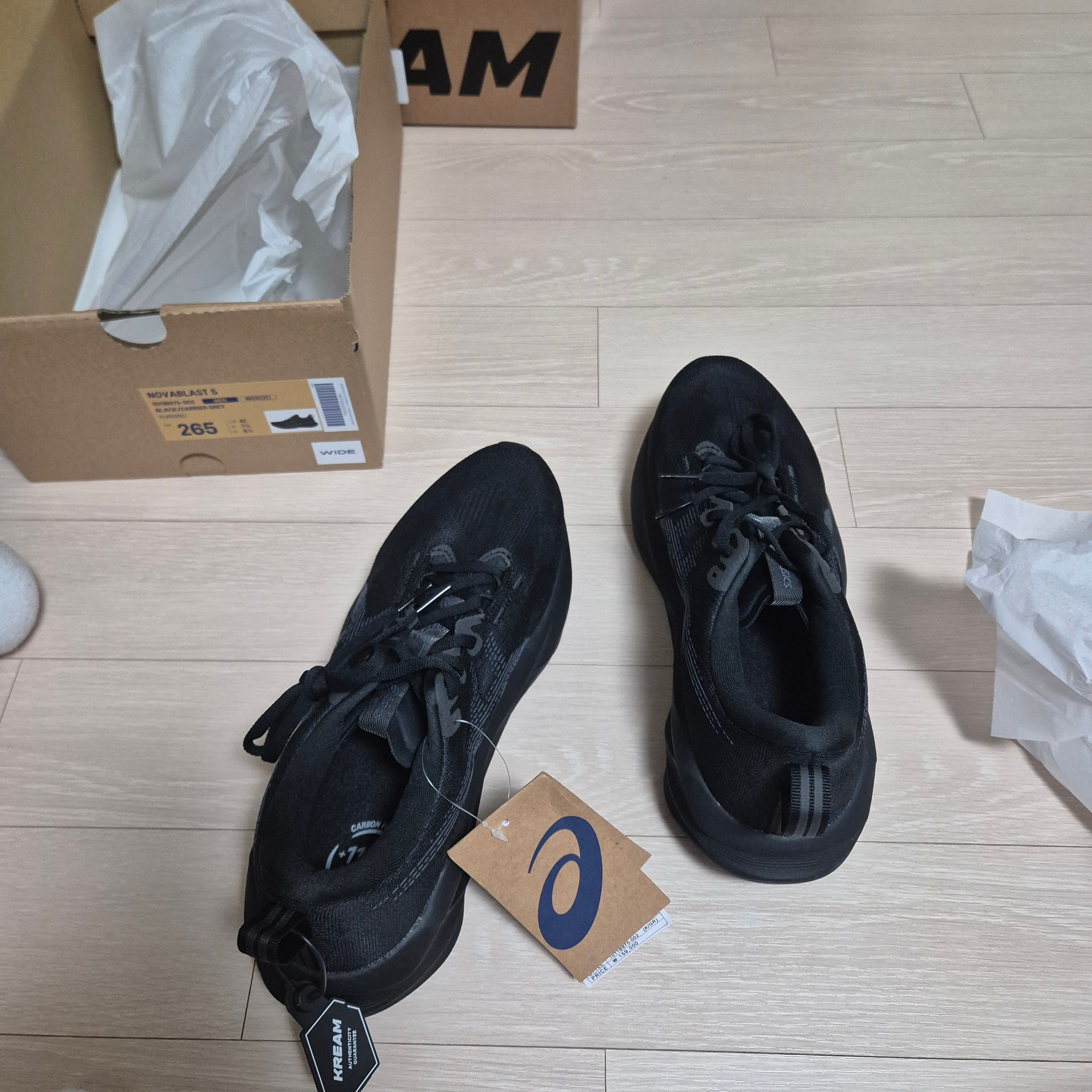 Asics Novablast 5 Black Carrier Grey - 2E Wide 착용 스타일 - 2