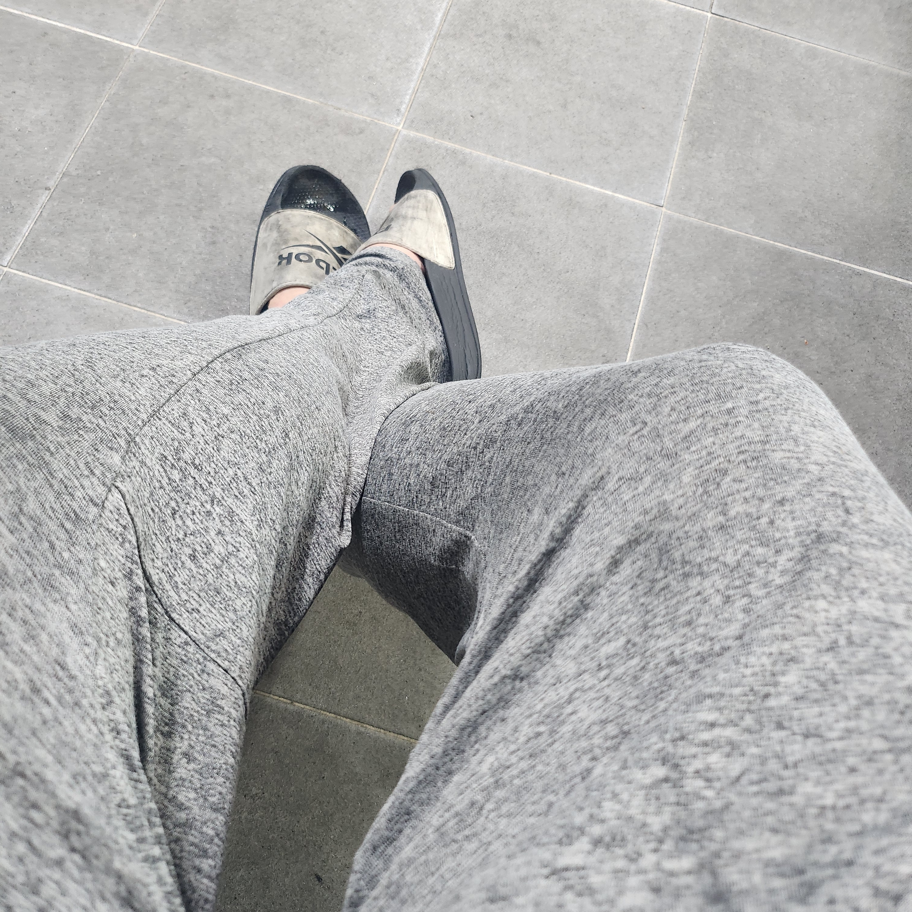 Reebok Fulgur Slide White Black 착용 스타일