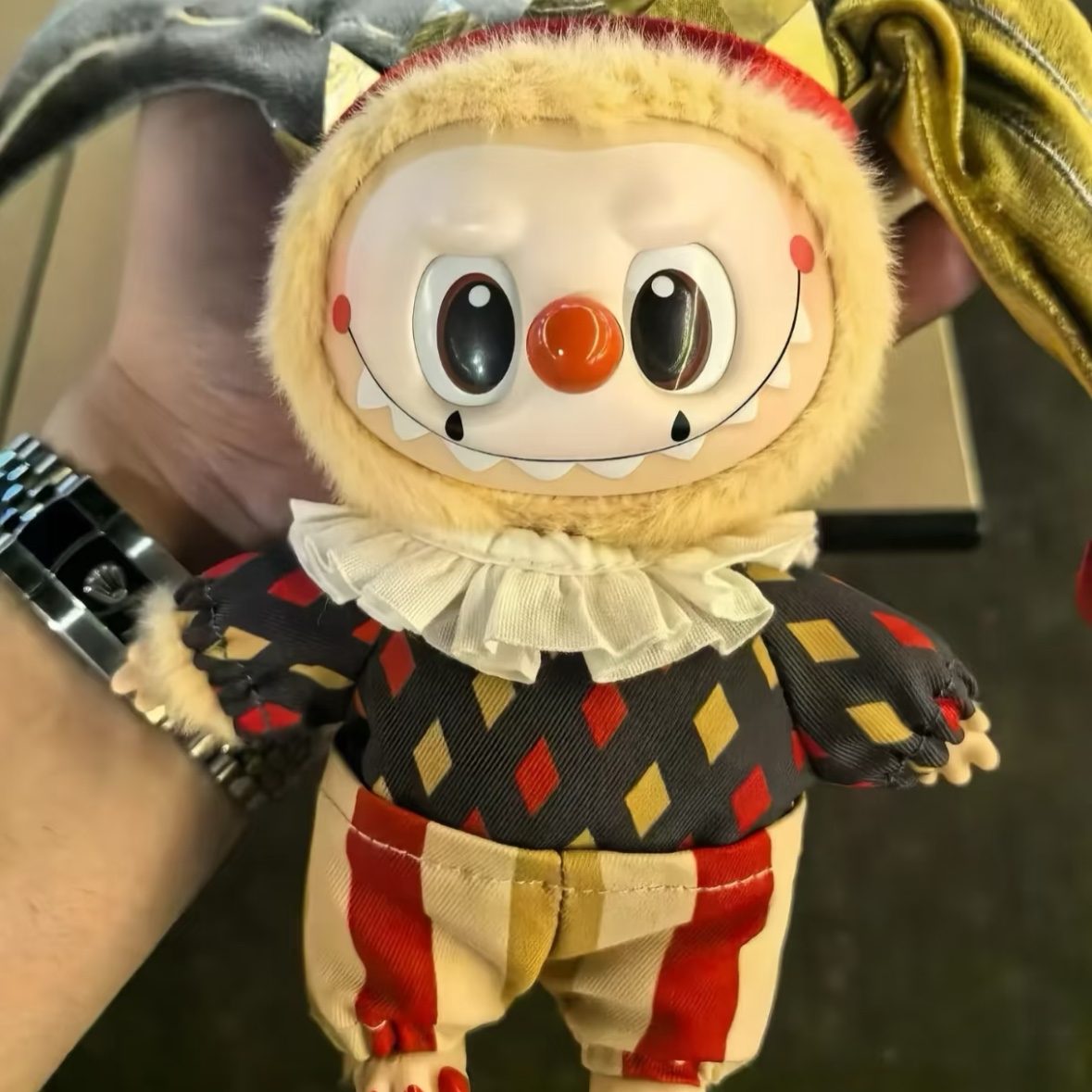 Pop Mart Why So Serious Series Vinyl Plush Pendant Moonlit Mask (Opened Case) 착용 스타일