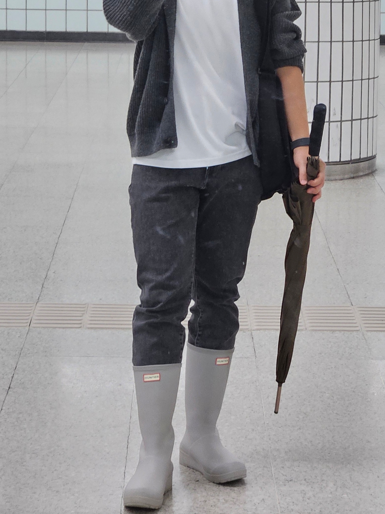 (W) Hunter Play Tall Wellington Rain Boots Zinc Grey 착용 스타일 - 1