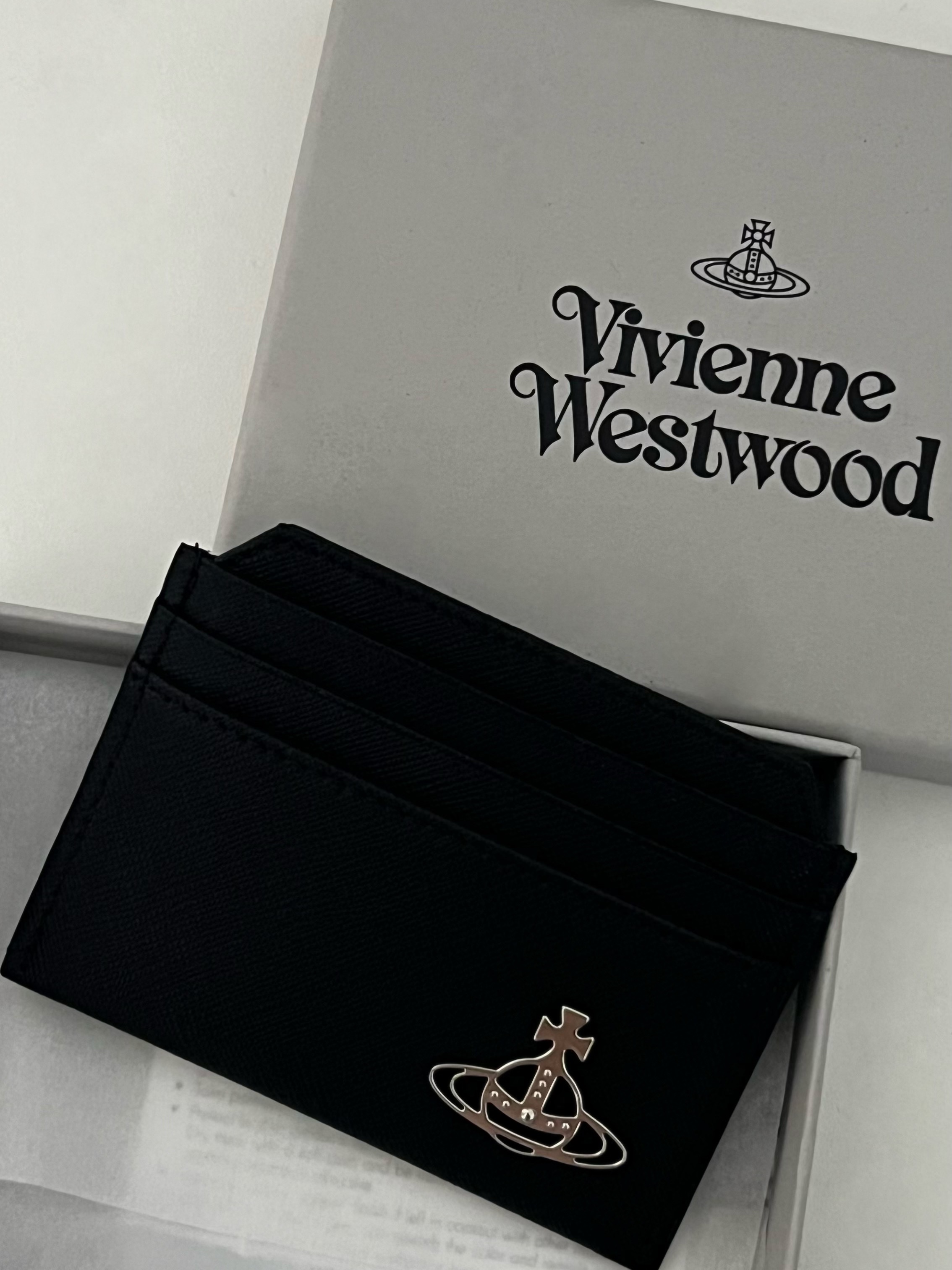 Vivienne Westwood Saffiano Slim Card Holder Black 착용 스타일