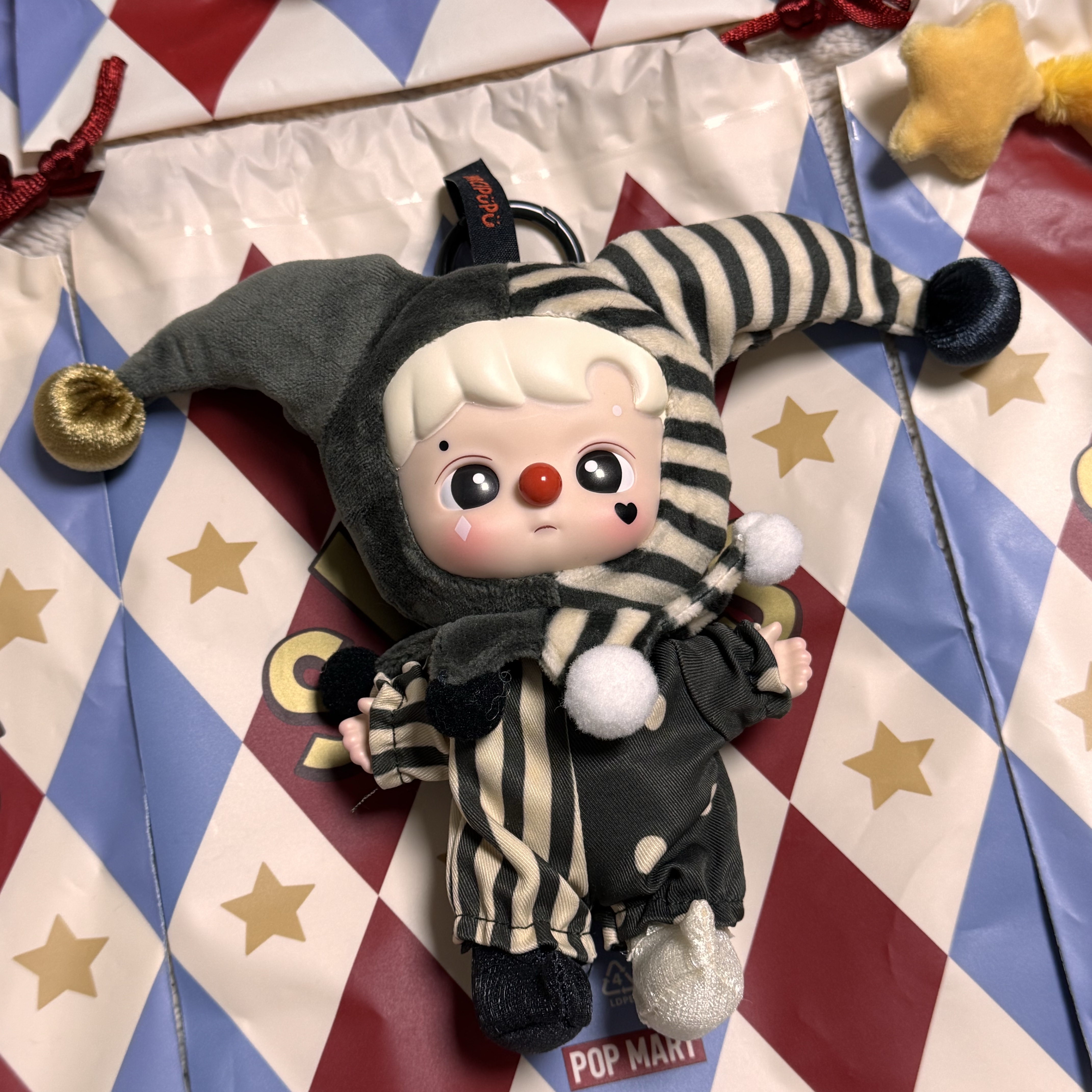Pop Mart Why So Serious Series Vinyl Plush Pendant Silver Mist Clown (Opened Case) 착용 스타일