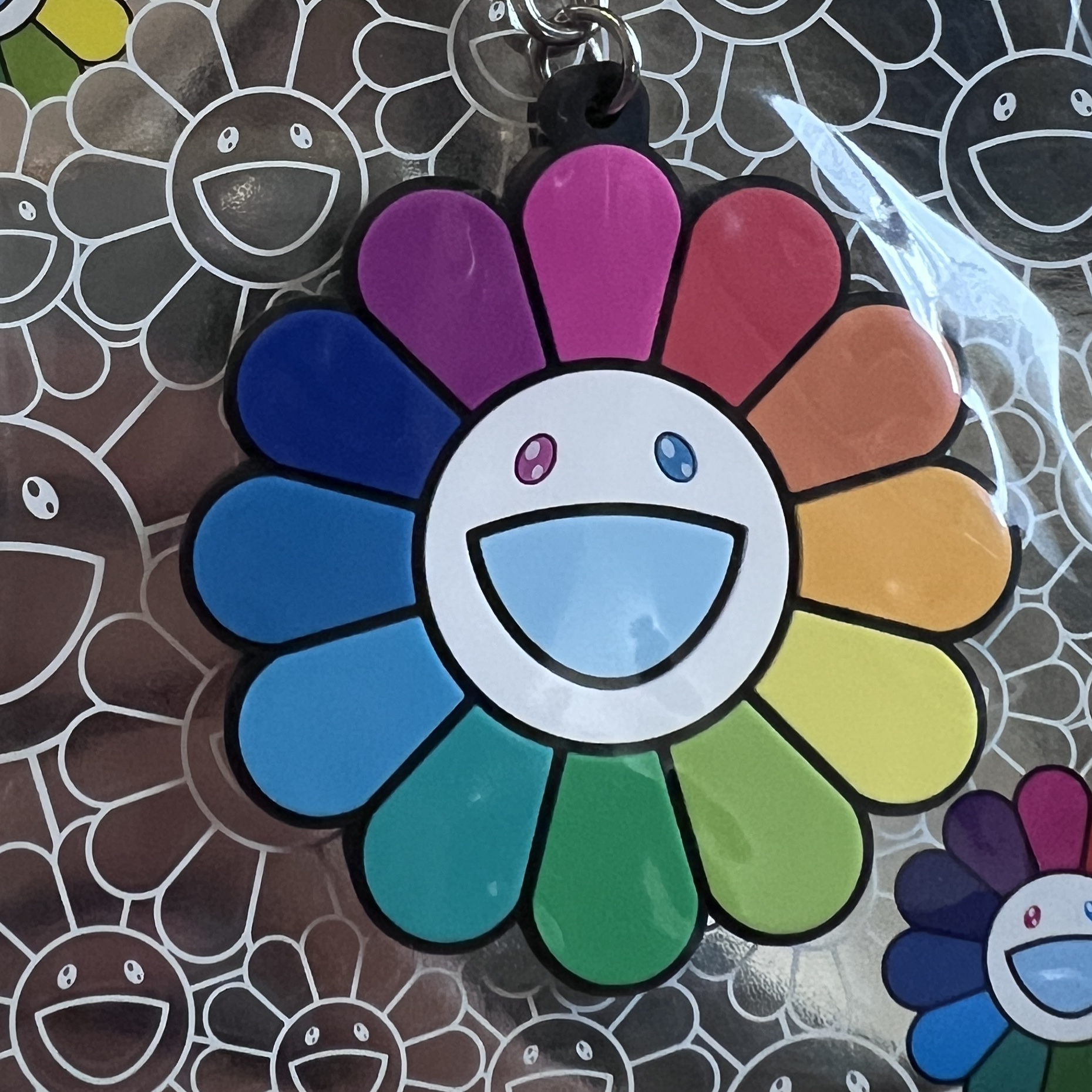 Kaikai Kiki Flower Rubber Keyring Rainbow White 착용 스타일