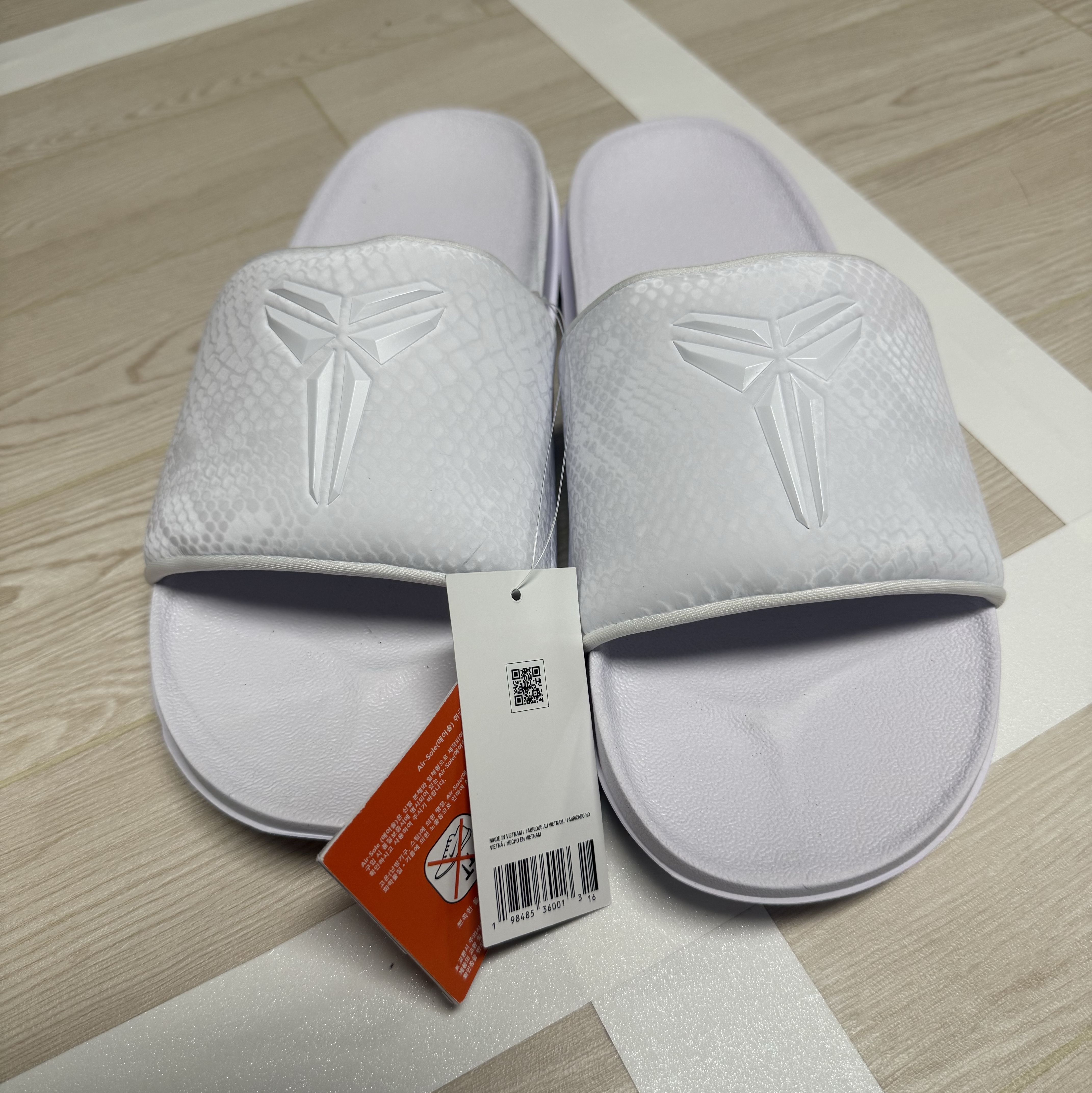Nike Kobe Offcourt Slide White 착용 스타일 - 2