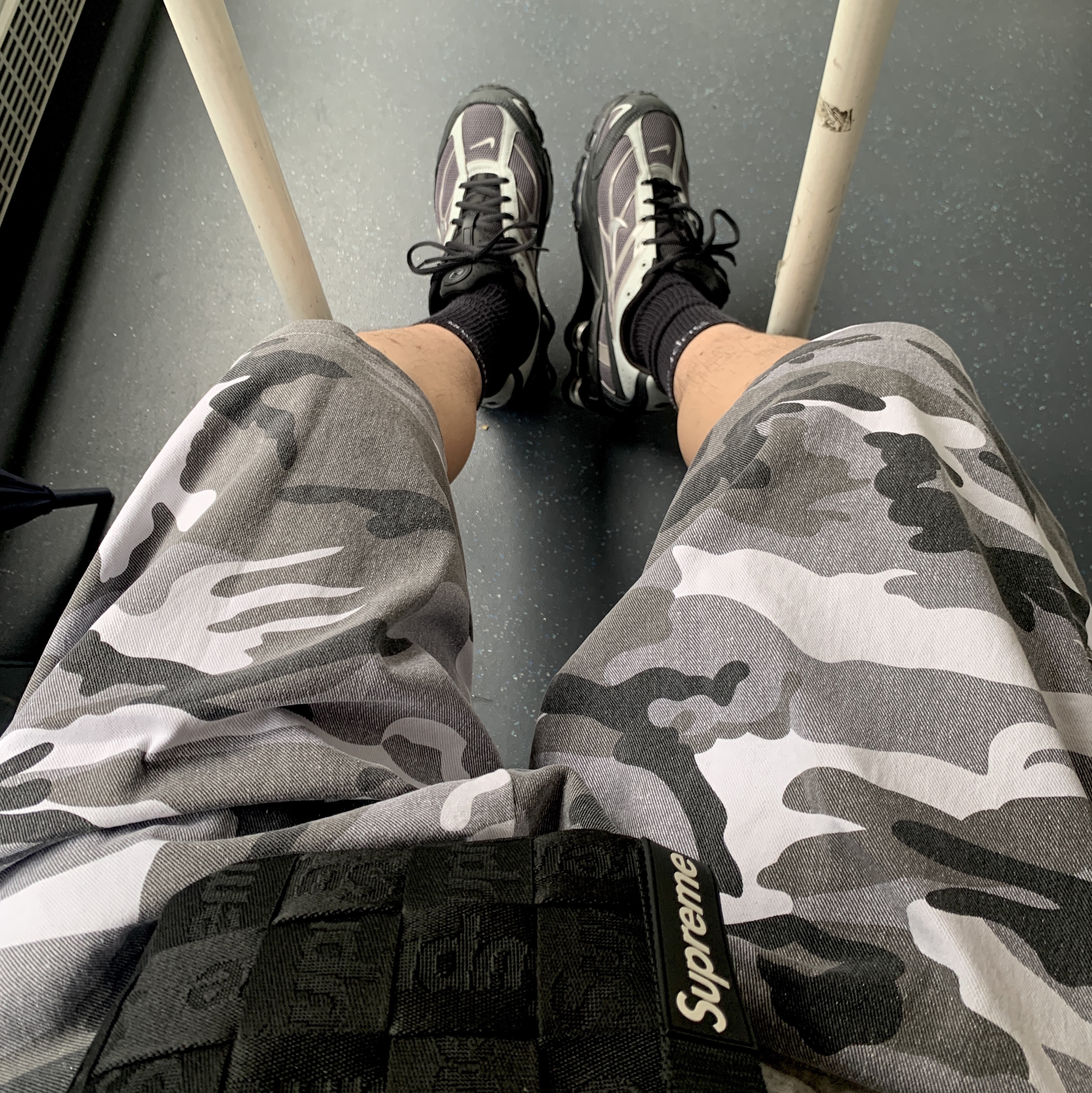 Supreme Woven Shoulder Bag Black - 23SS, Supreme Webbing Keychain Black - 23SS 착용 스타일