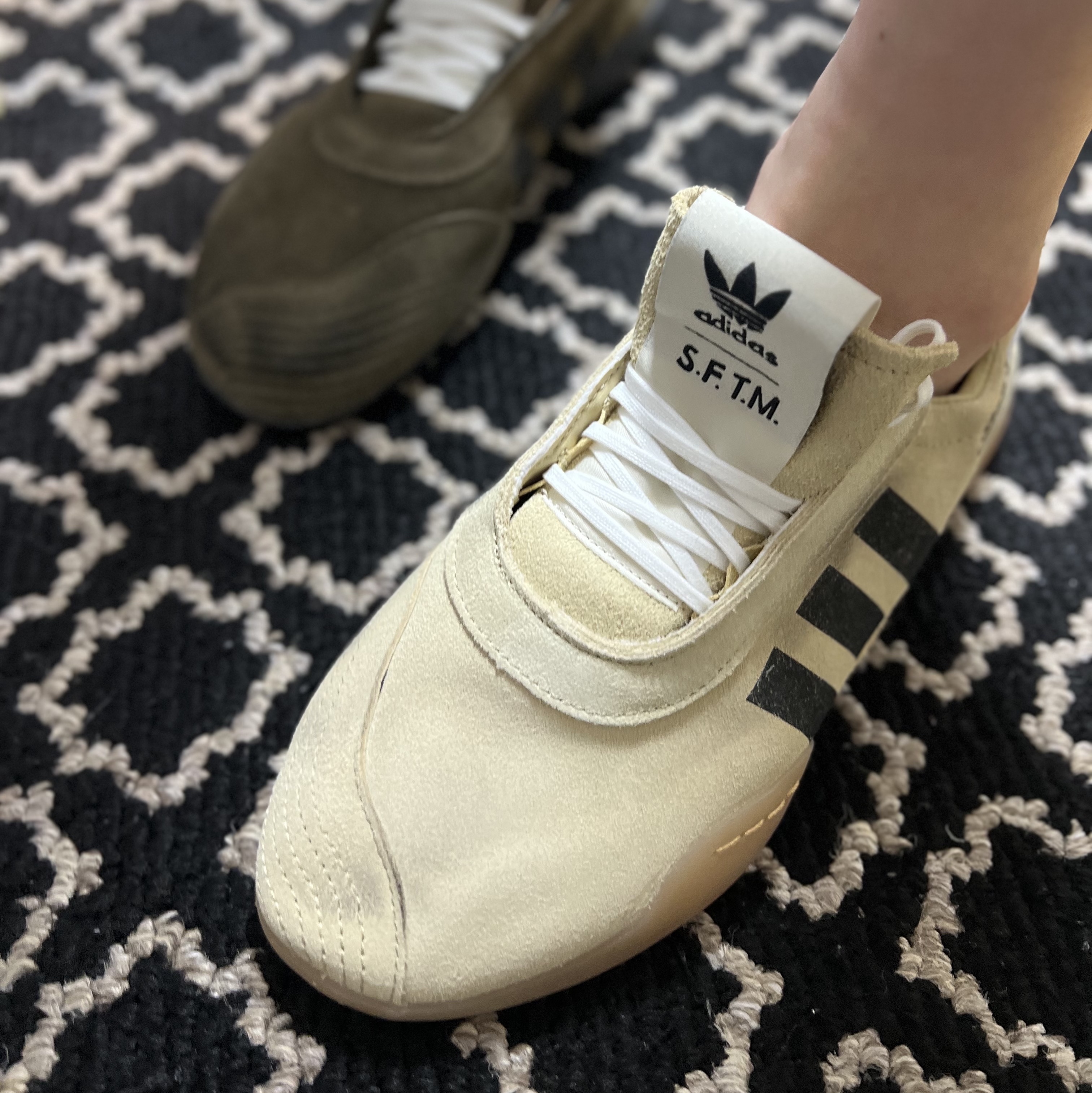 (W) Adidas x Song for the Mute Taekwondo Mei Cream White Core Black, (W) Adidas x Song for the Mute Taekwondo Mei Olive Core Black 착용 스타일 - 1