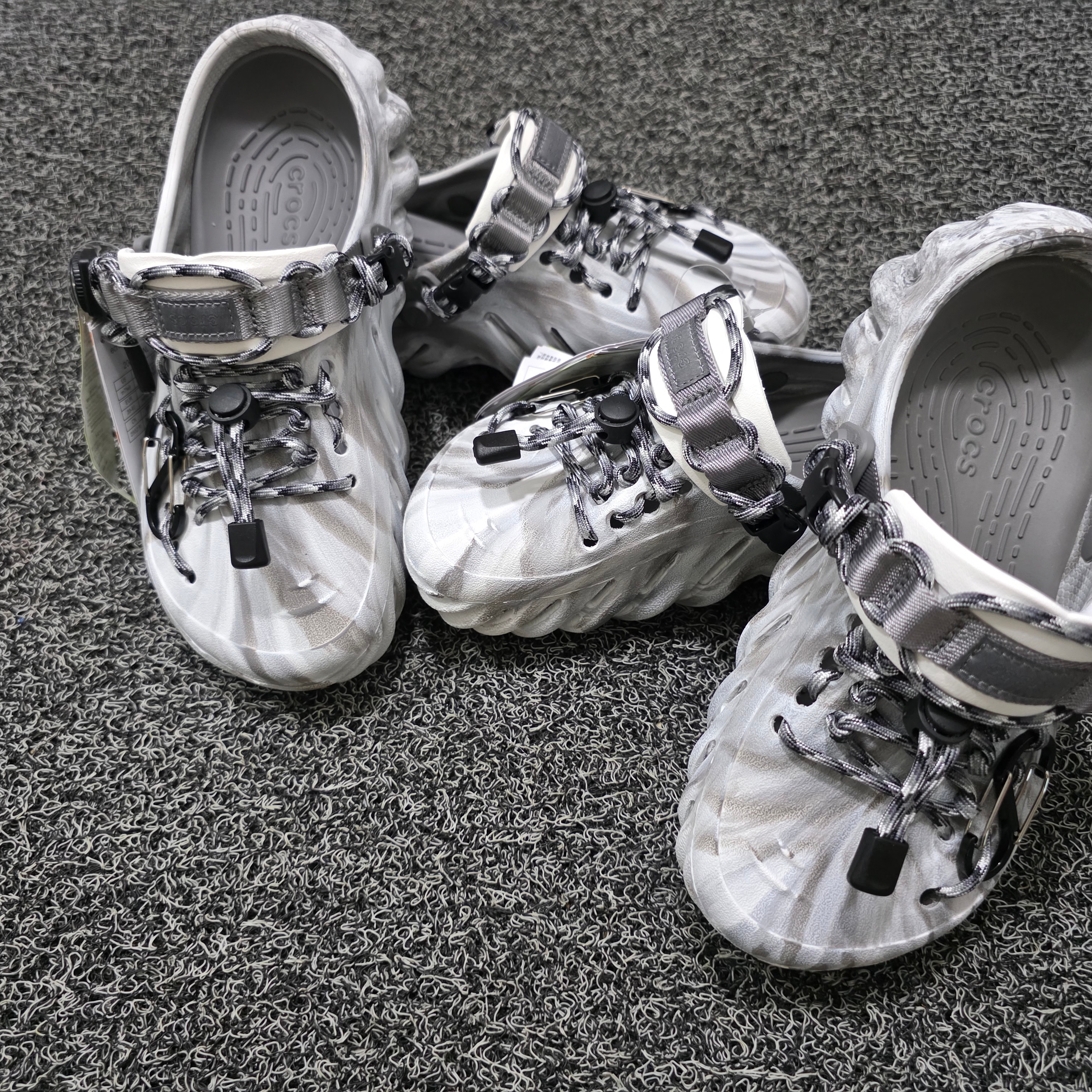 Crocs Echo Marbled Clog Moonlight Multi 착용 스타일 - 1