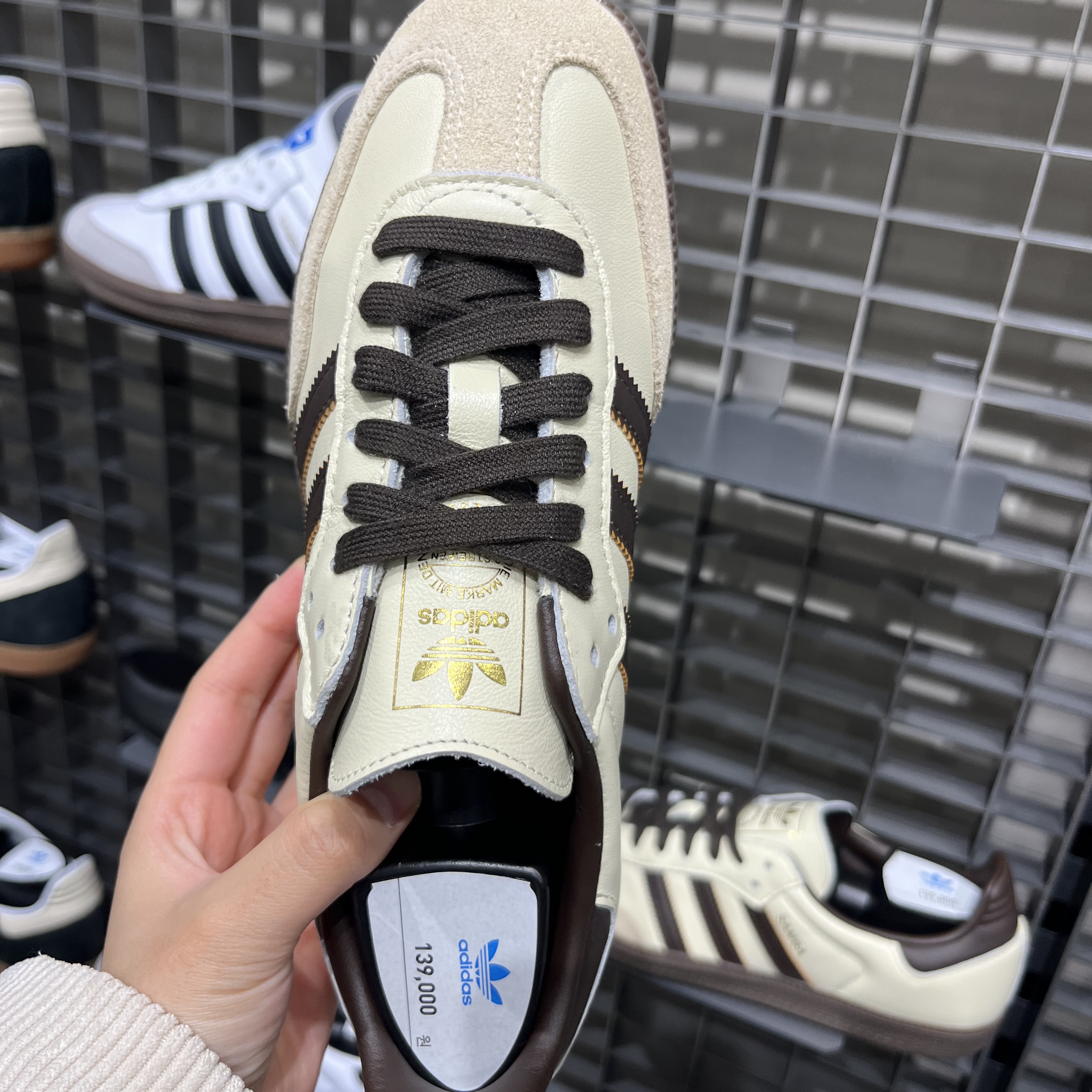 Adidas Samba OG Cream White Dark Brown 착용 스타일
