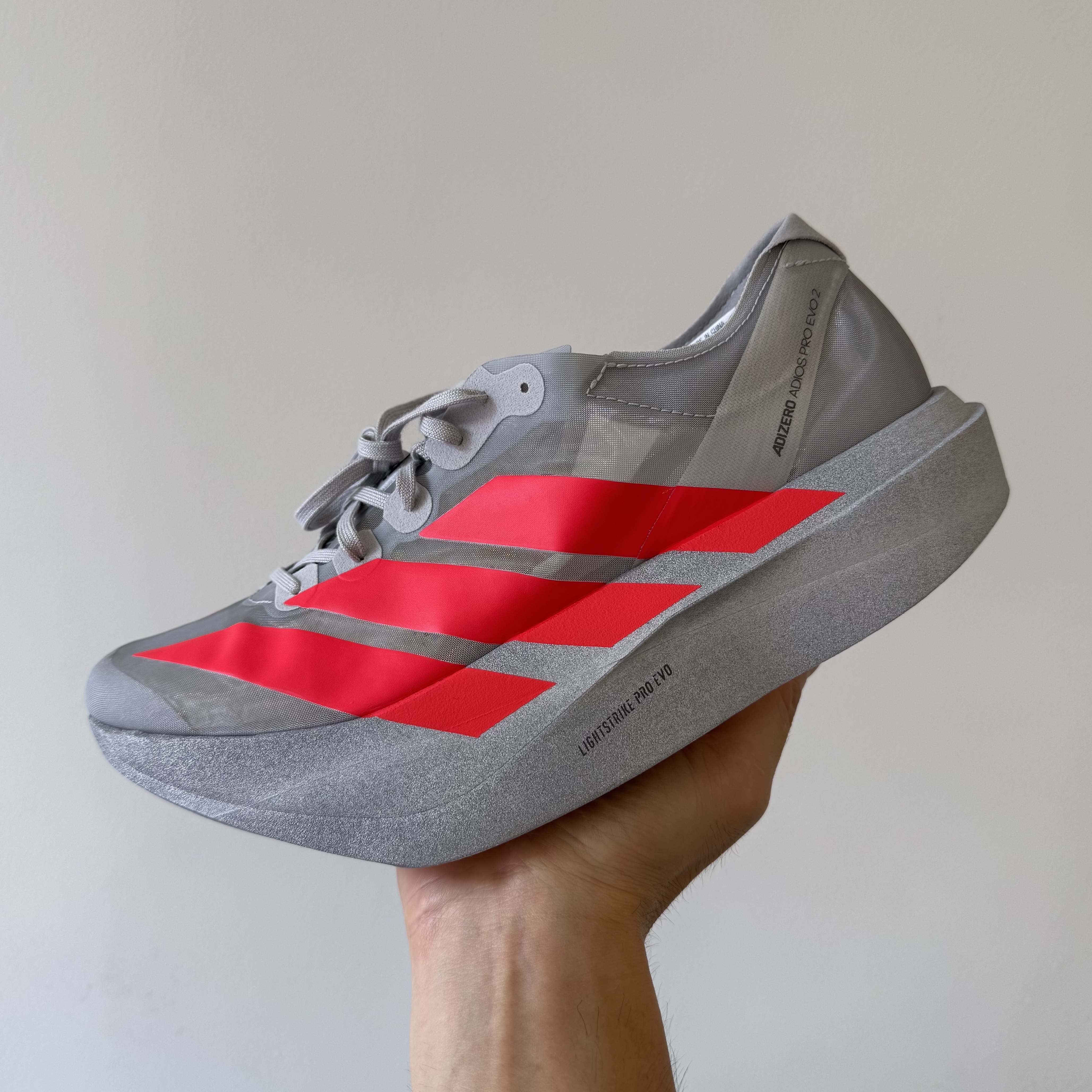 Adidas Adizero Adios Pro EVO 2 Silver Metallic Lucid Red 착용 스타일 - 1