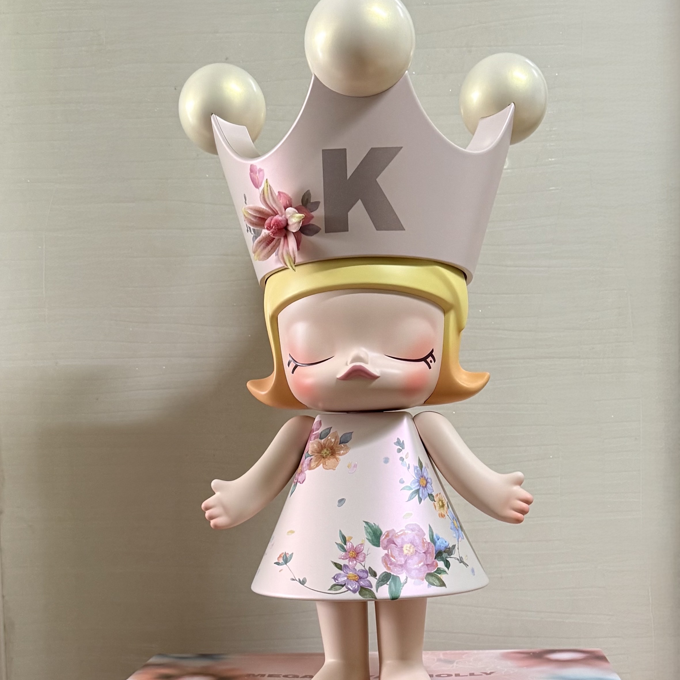 Pop Mart Mega Royal Molly Velvet Flower 400% 착용 스타일