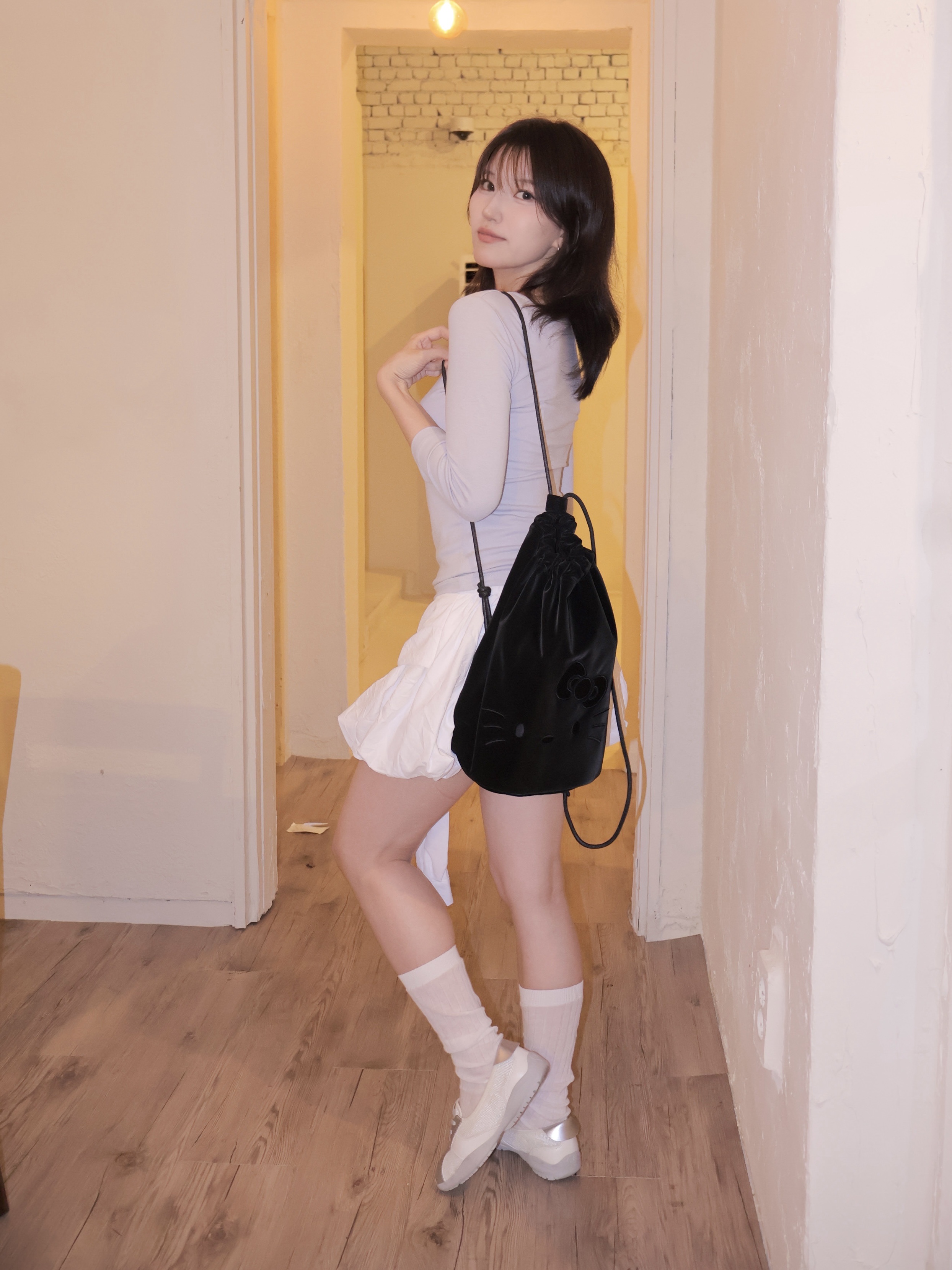 Joseph&Stacey Haze Mini Pouch Hello Kitty Black, Joseph&Stacey Haze String Backpack Hello Kitty Black 착용 스타일 - 2