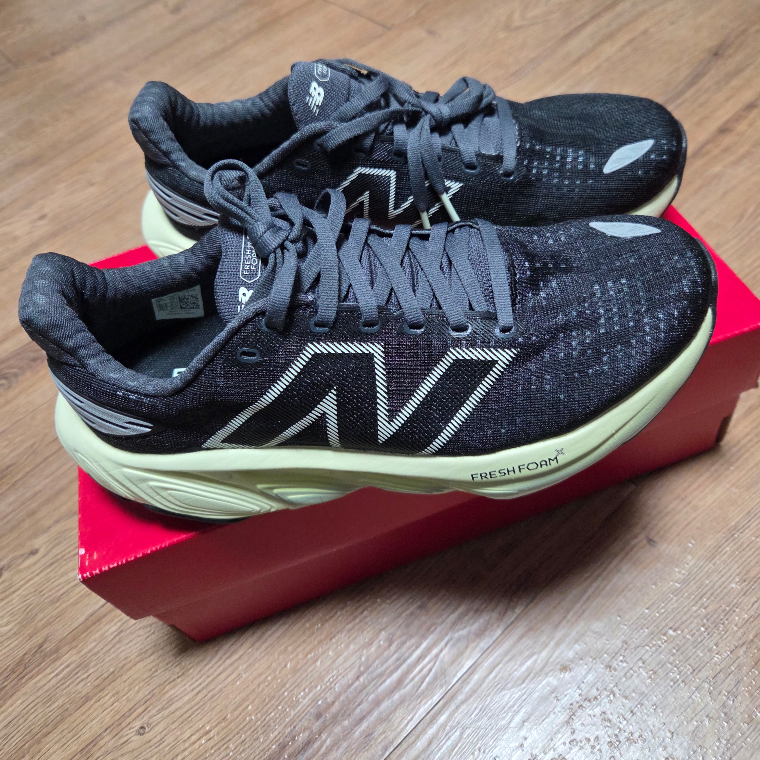 New Balance Fresh Foam X Balos Black Ambient Light - D Standard 착용 스타일
