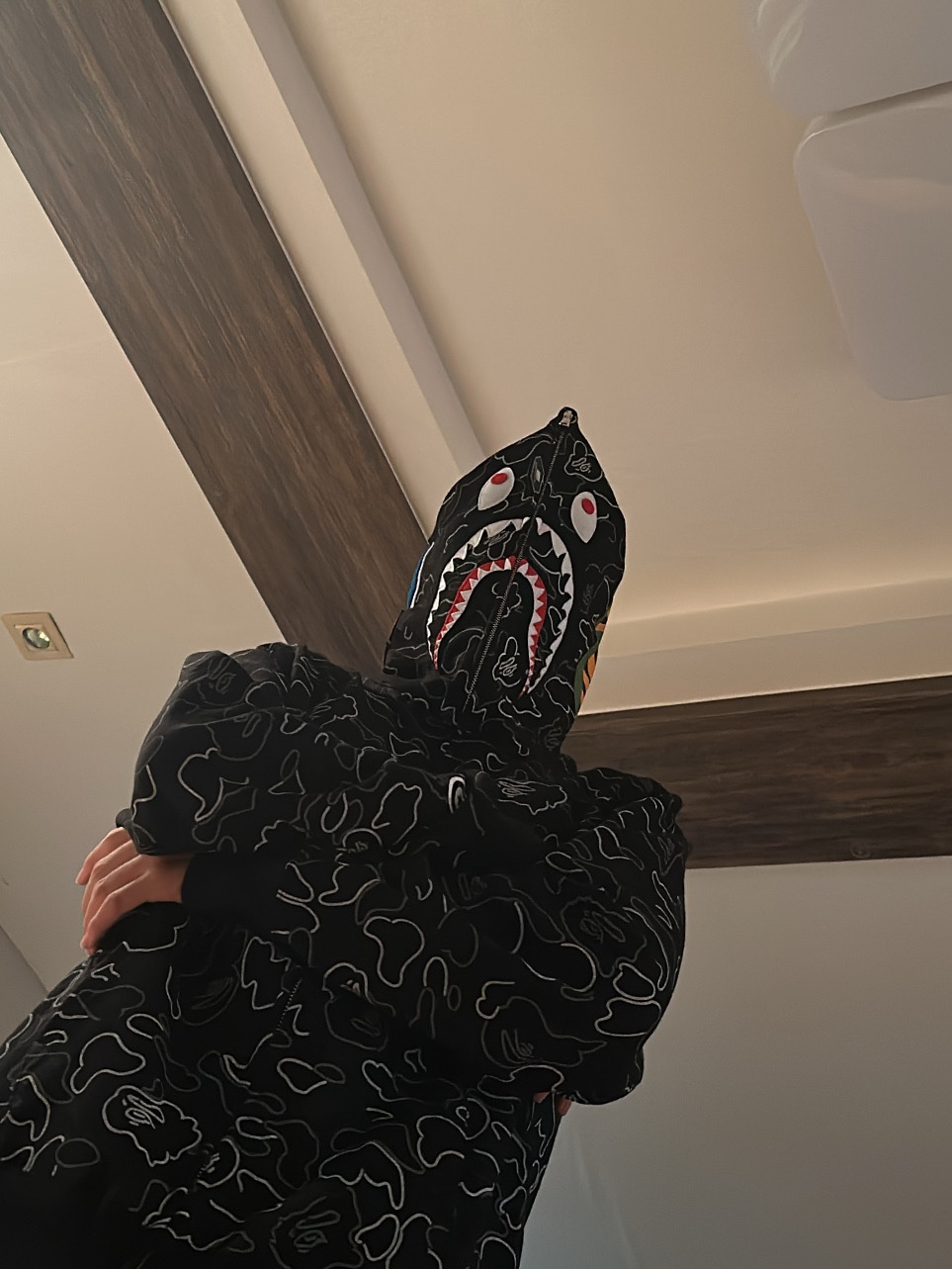 BAPE Neon Camo Shark Full Zip Hoodie Black 착용 스타일