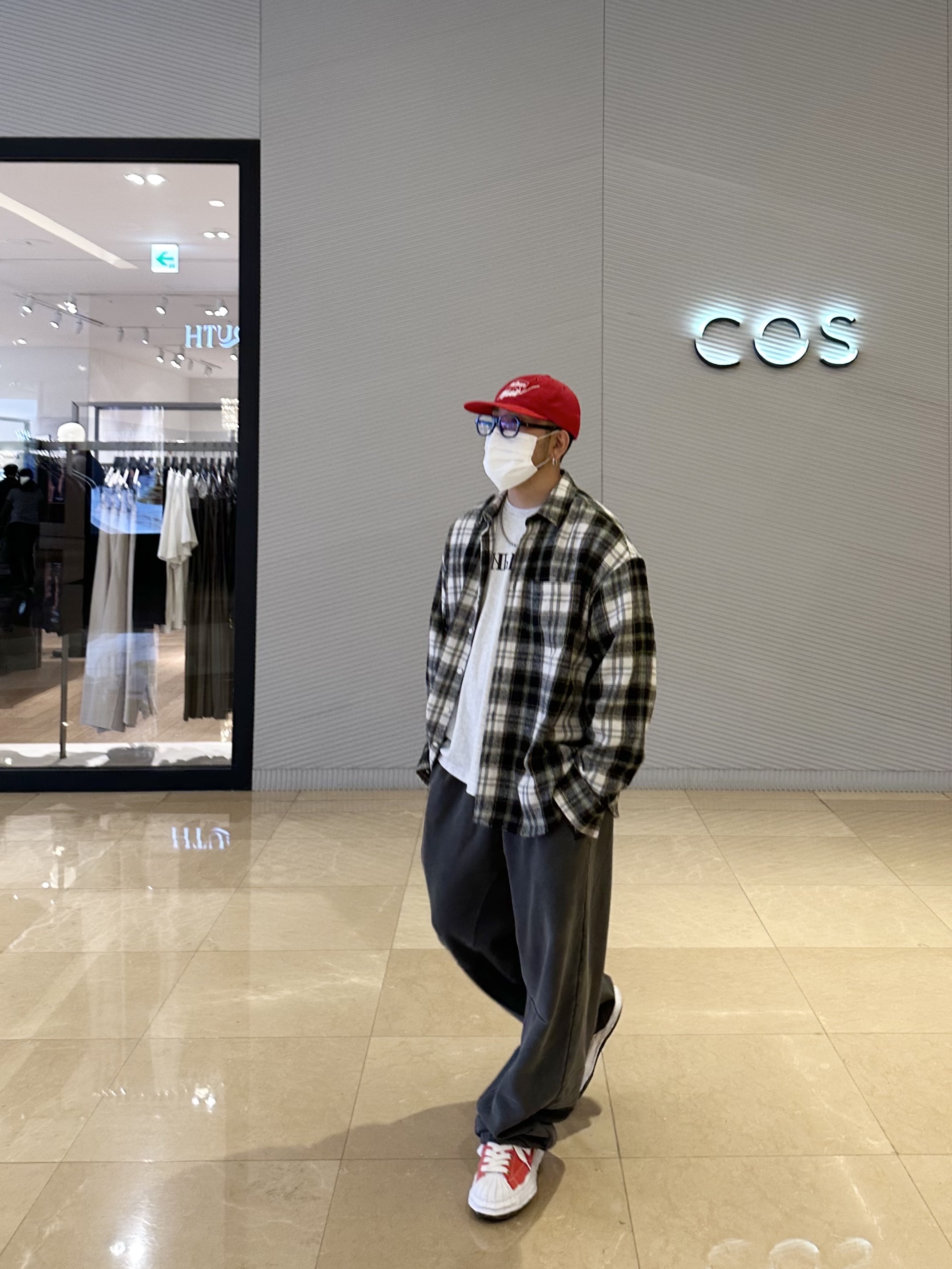 Maison Mihara Yasuhiro Blakey OG Sole Canvas Low-top Sneakers Orange, Yeezy x Gosha Rubchinskiy YZY Black Dogs T-Shirt Heather Grey 착용 스타일 - 1