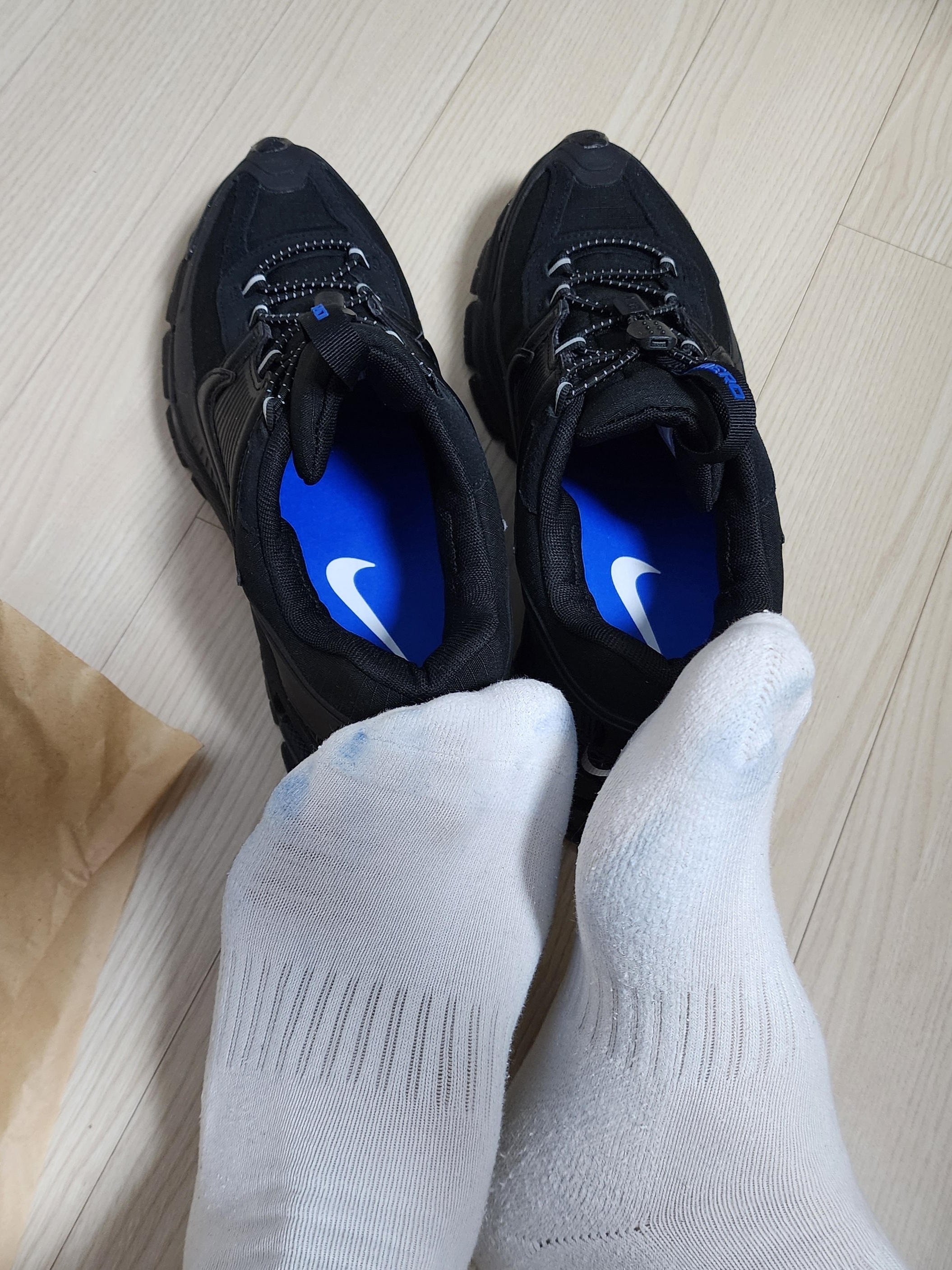 Nike Zoom Vomero Roam Black Racer Blue 착용 스타일