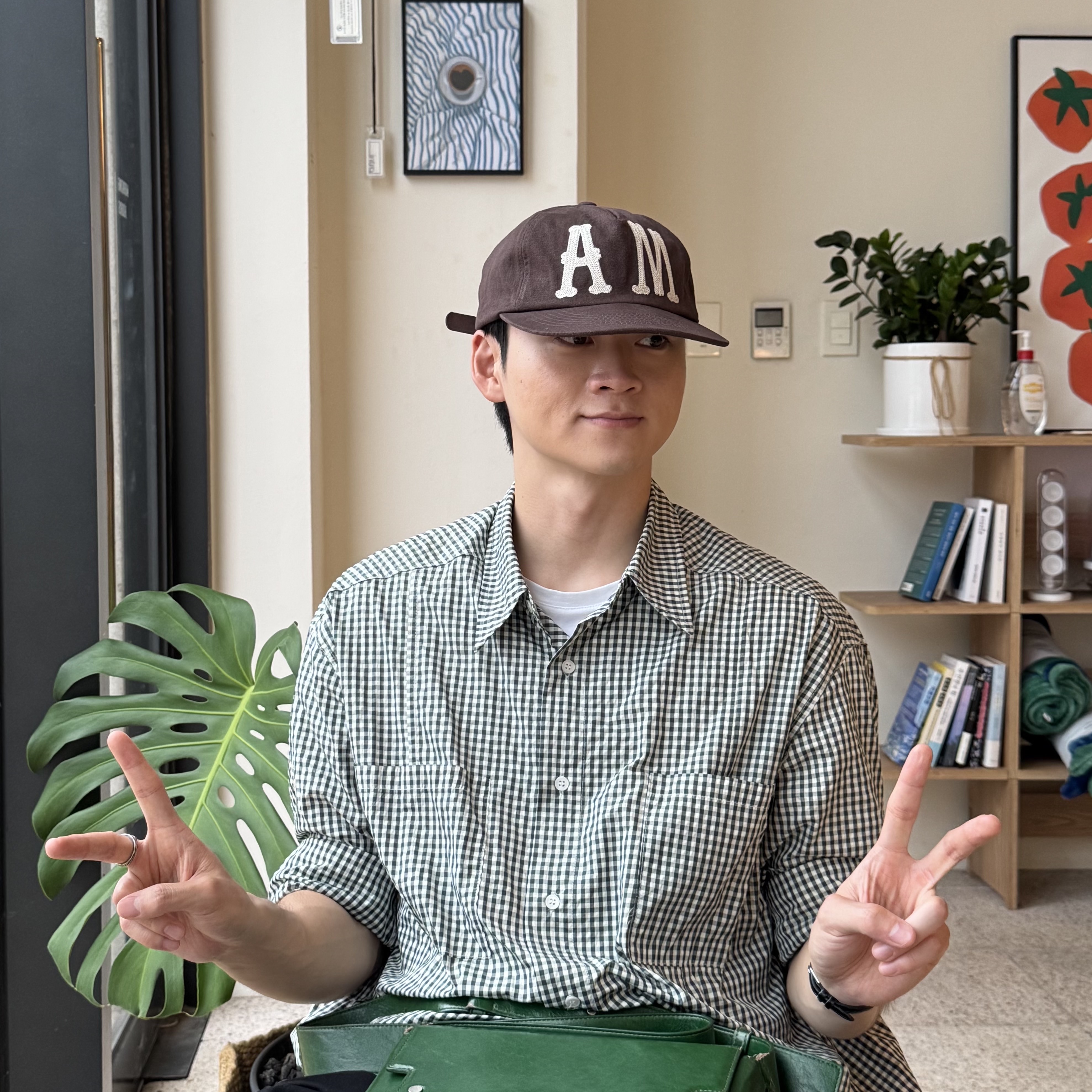 AMOU A.M 5Pannel Cap Brown 착용 스타일