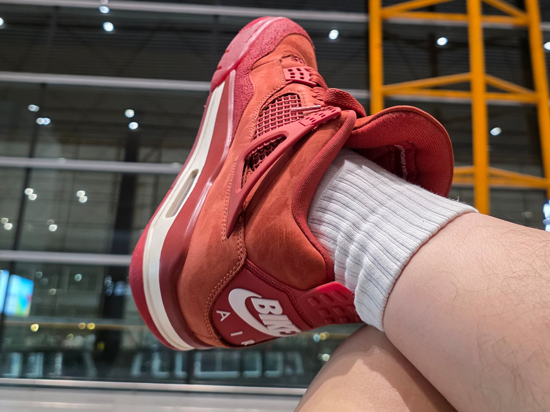Jordan 4 x Nigel Sylvester Retro OG SP Brick by Brick 착용 스타일 - 1