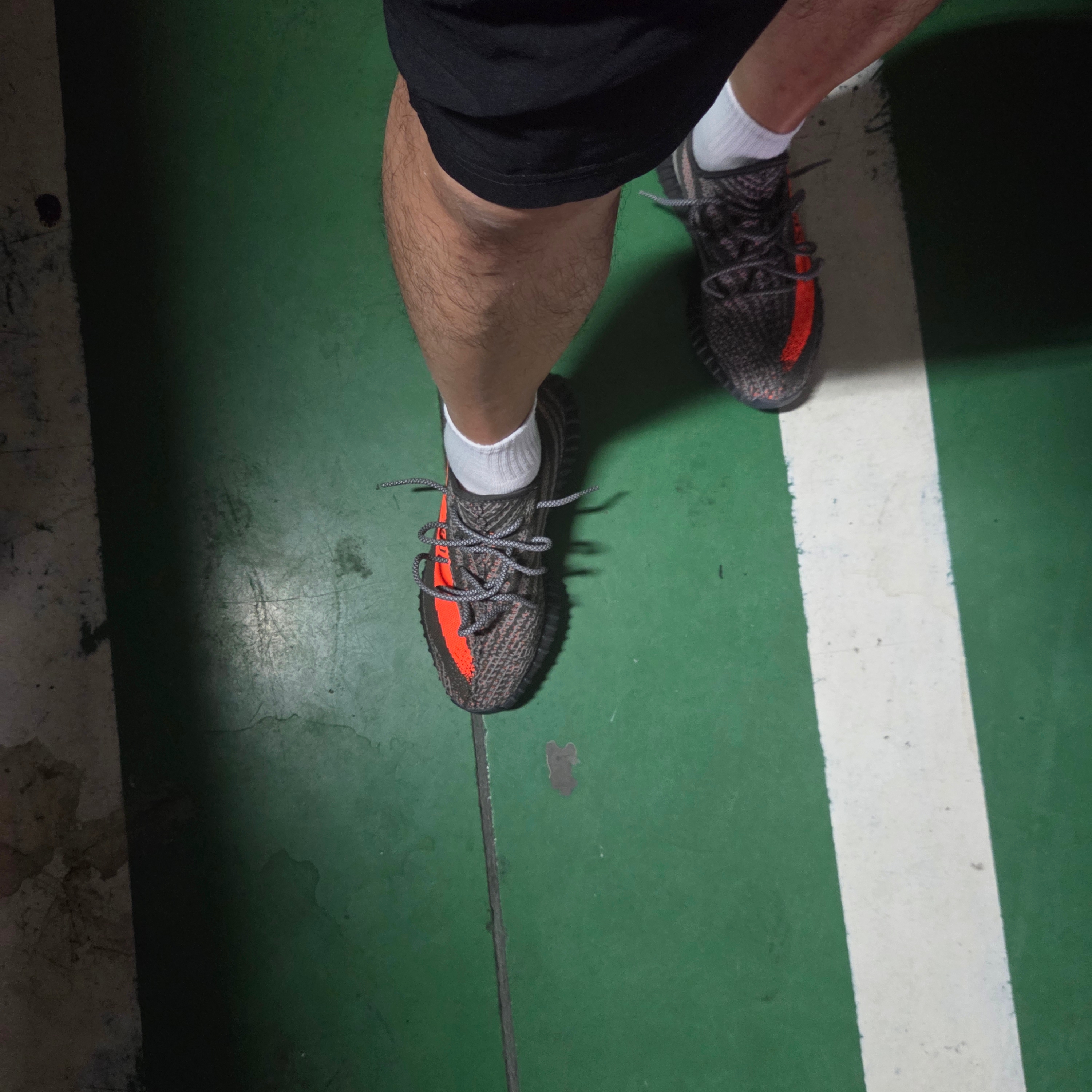 Adidas Yeezy Boost 350 V2 Carbon Beluga 착용 스타일