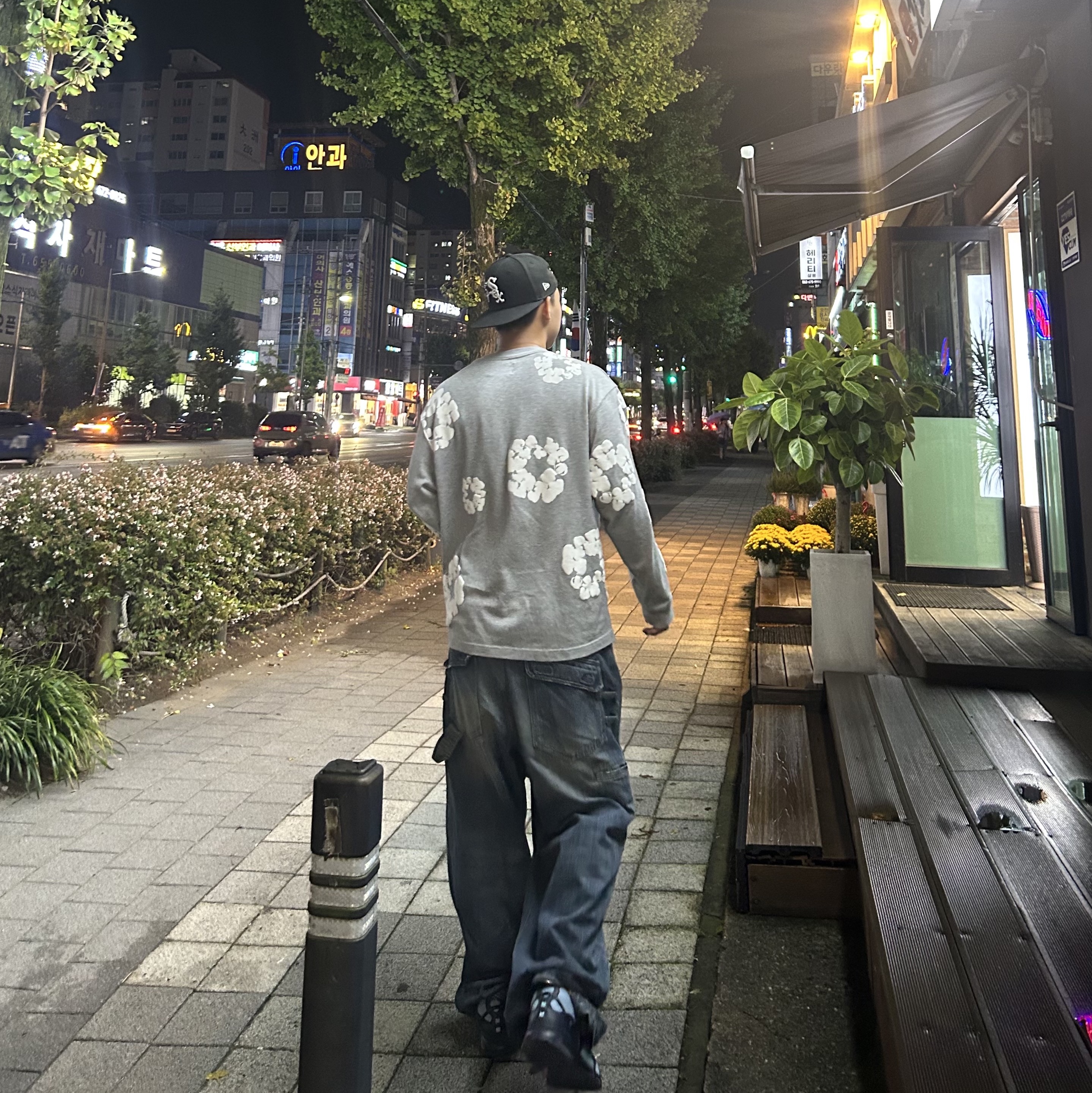 Denim Tears Long Sleeve Cotton Wreath T-Shirt Grey, Kamien Director Jean Blue 착용 스타일