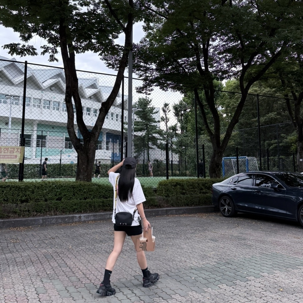 Off-White OW Logo Nylon Crossbody Bag Black, (W) Prada Cloudbust Thunder Sneakers Black 착용 스타일