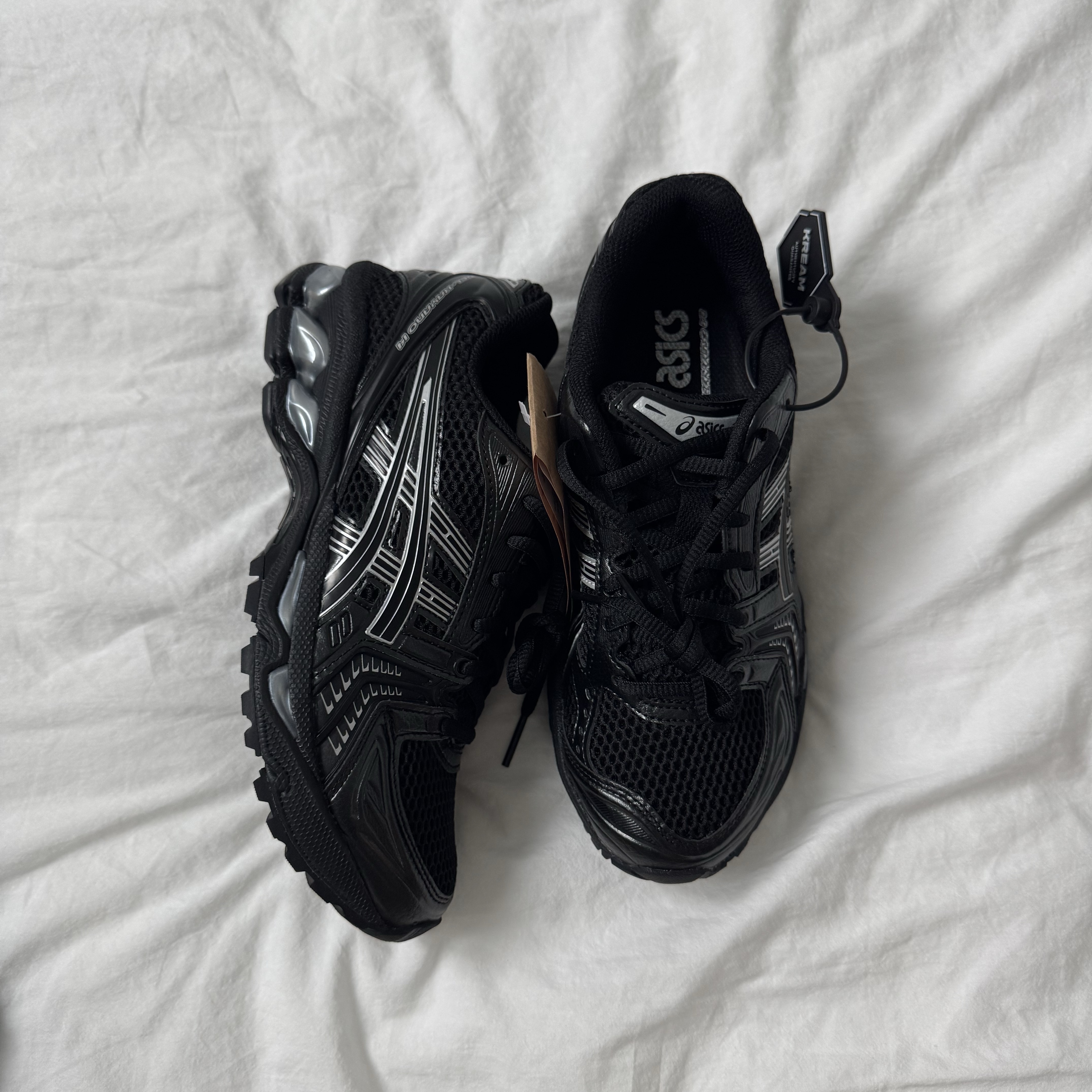 Asics Gel-Kayano 14 Black Pure Silver 착용 스타일 - 2
