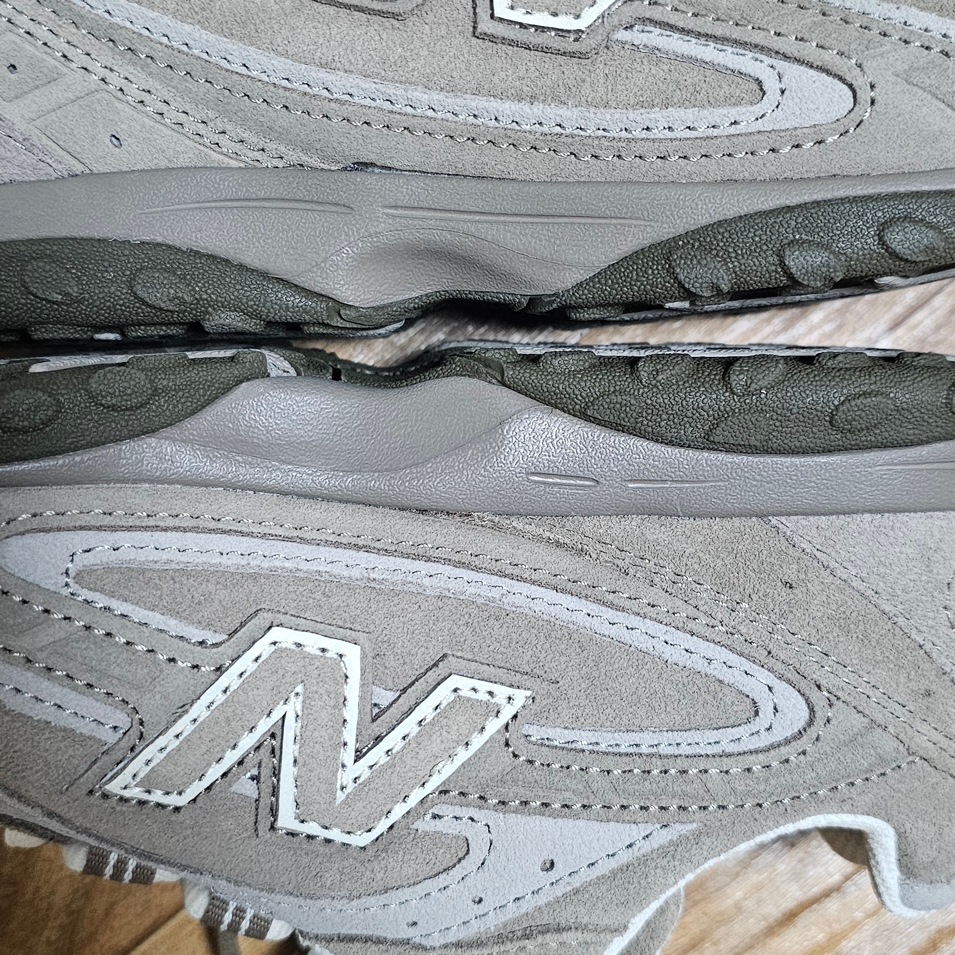 New Balance 204L Suede Mushroom Arid Stone 착용 스타일 - 1