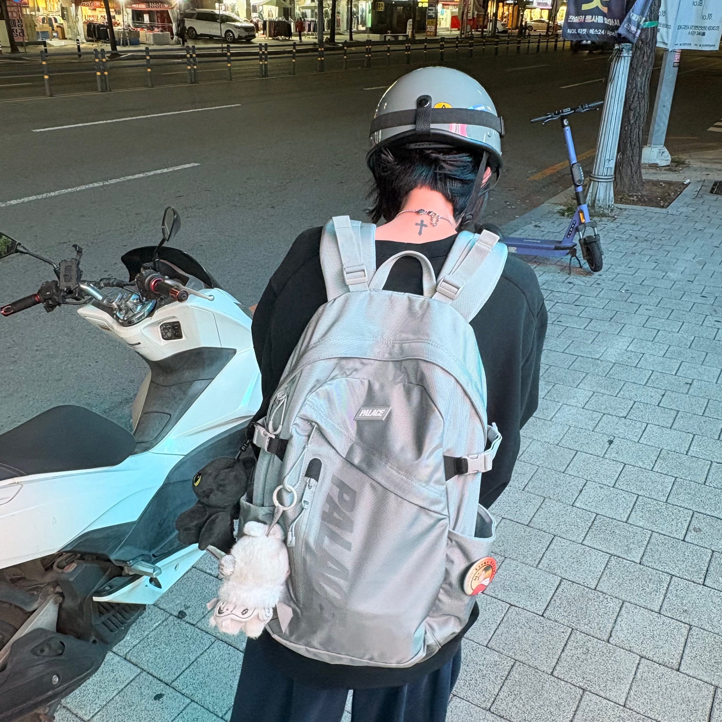 Palace Cordura RS Backpack Ghost Gray - 24FW, Stone Island 6100060 Organic Cotton Fleece Regular Fit Crewneck Sweatshirt with Elasticated Cuffs  - 25FW 착용 스타일 - 1