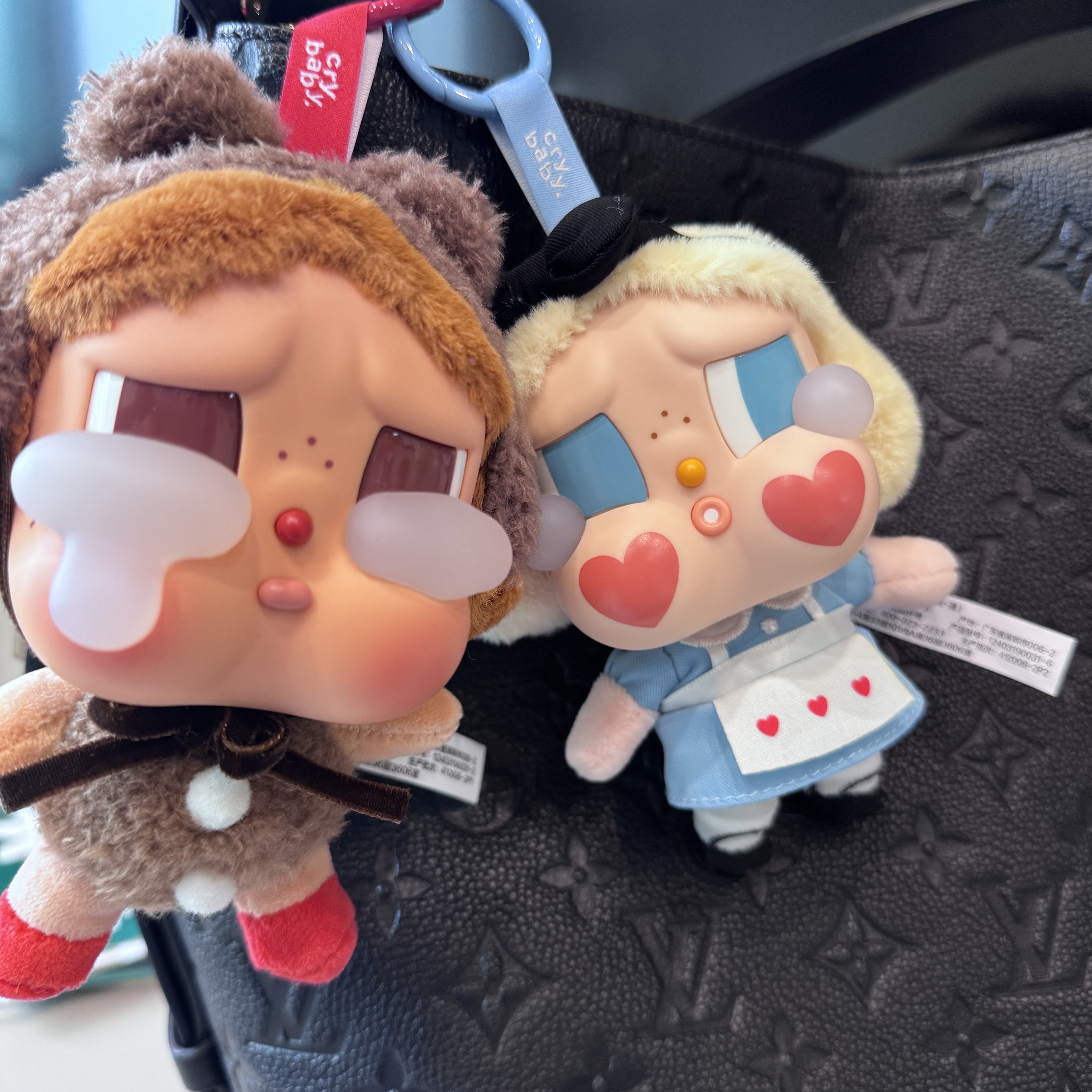 Pop Mart Crybaby Crying Again Series Plush Keyring She's Alice (Opened Case), Pop Mart Crybaby Crying Again Series Plush Keyring Love Makes Us Cry (Opened Case) 착용 스타일 - 1