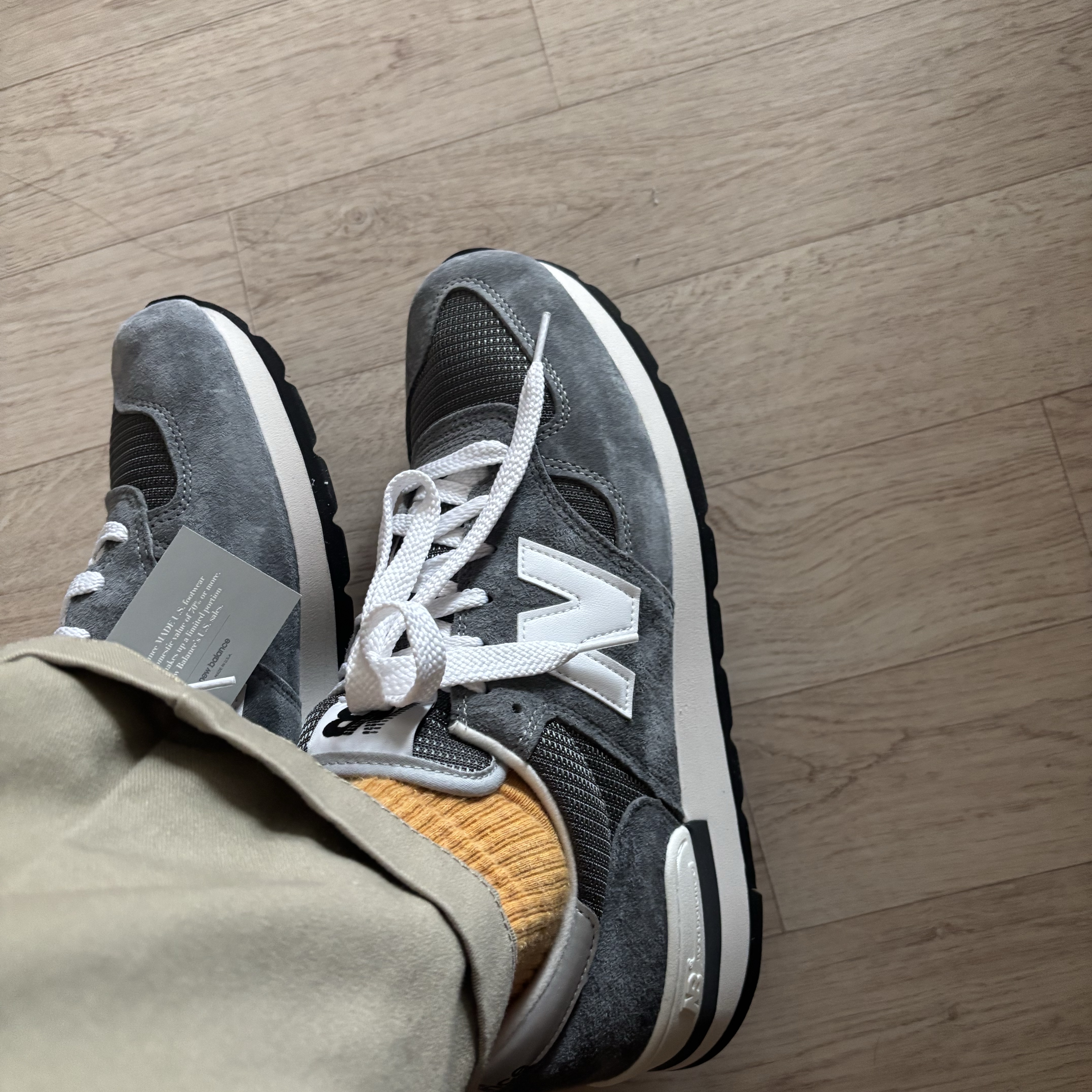 New Balance 990v1 Made in USA Grey White 착용 스타일 - 1