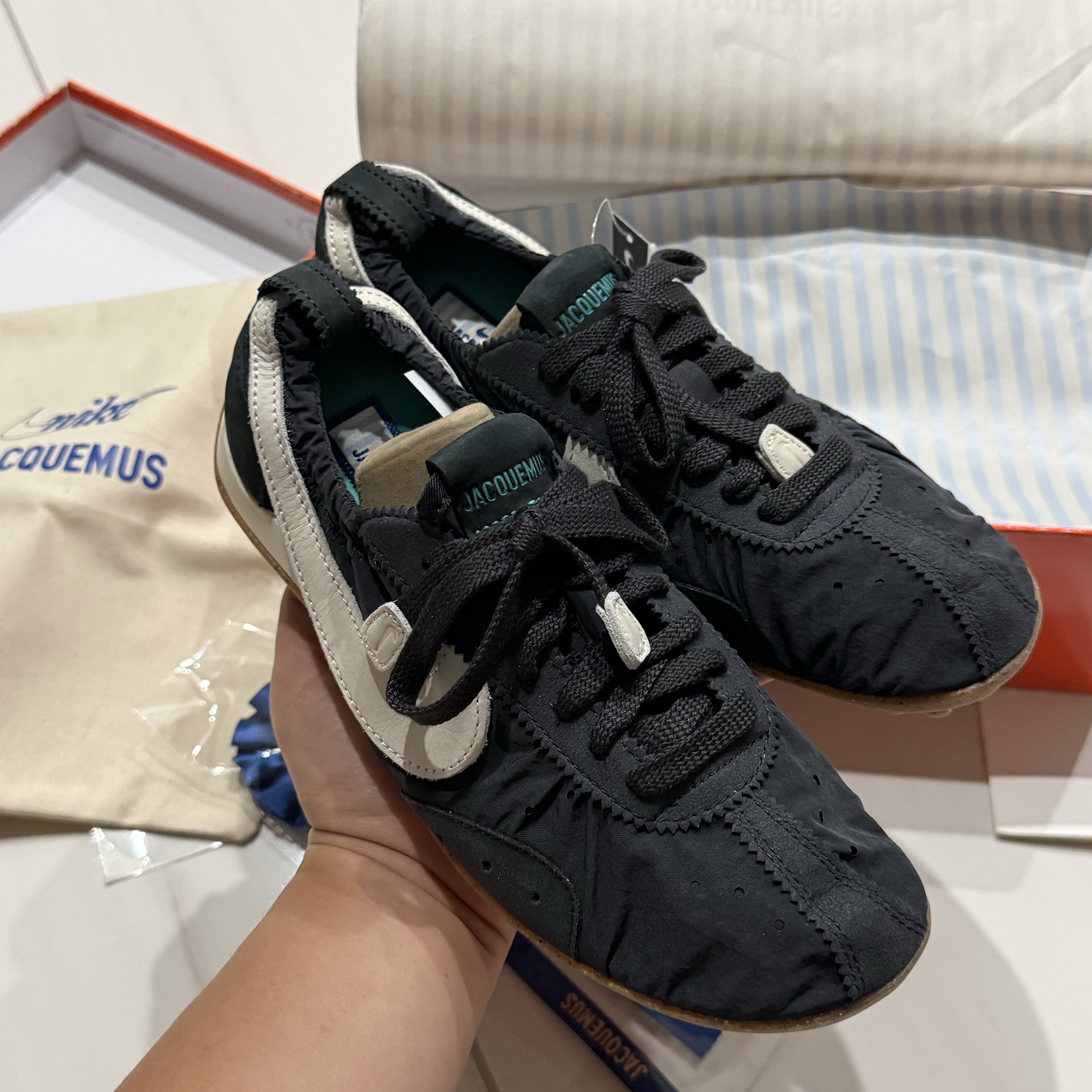 Nike x Jacquemus Moon Shoe SP Off Noir Cashmere 착용 스타일 - 1