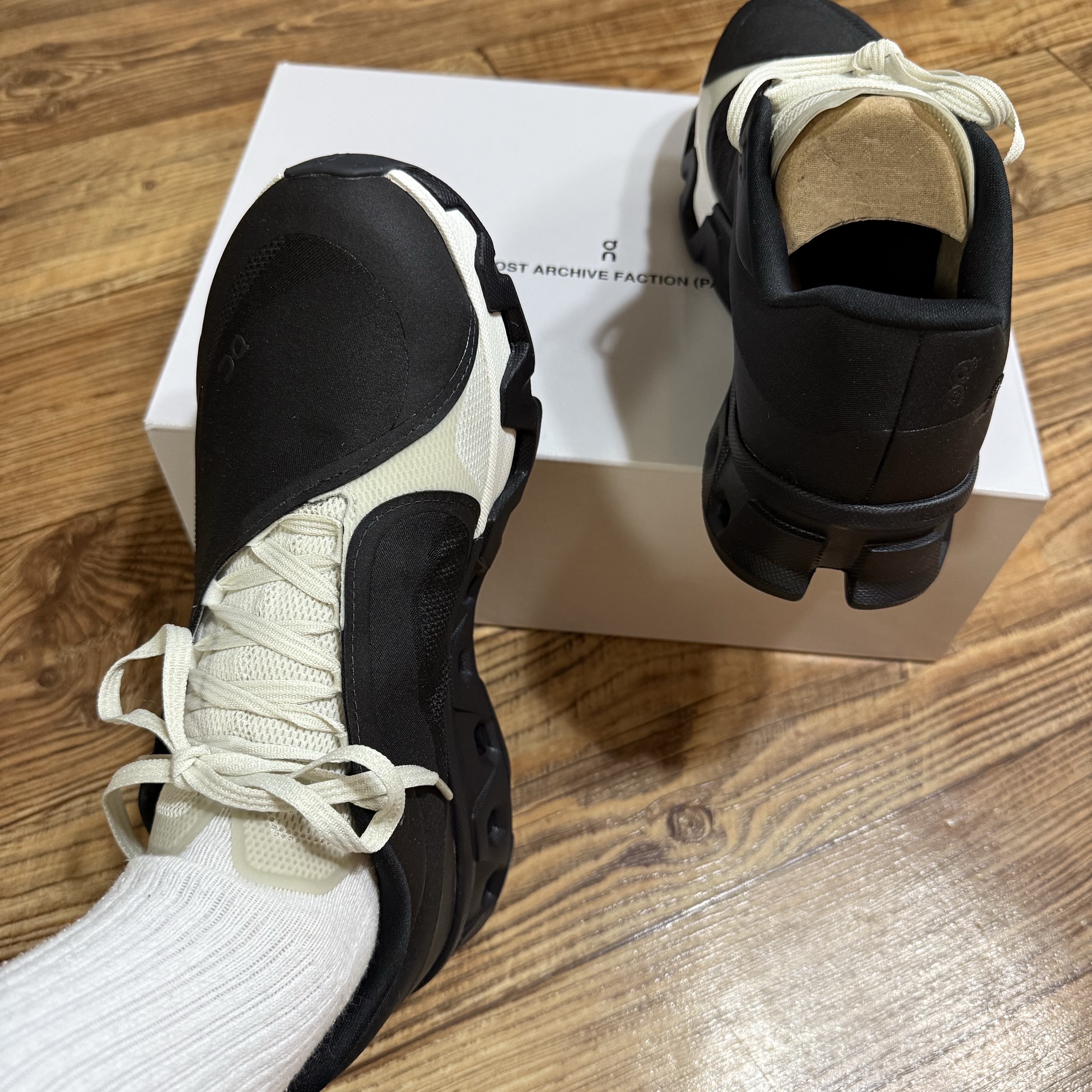On Running x Post Archive Faction (Paf) Cloudmonster Hyper Black 착용 스타일 - 3