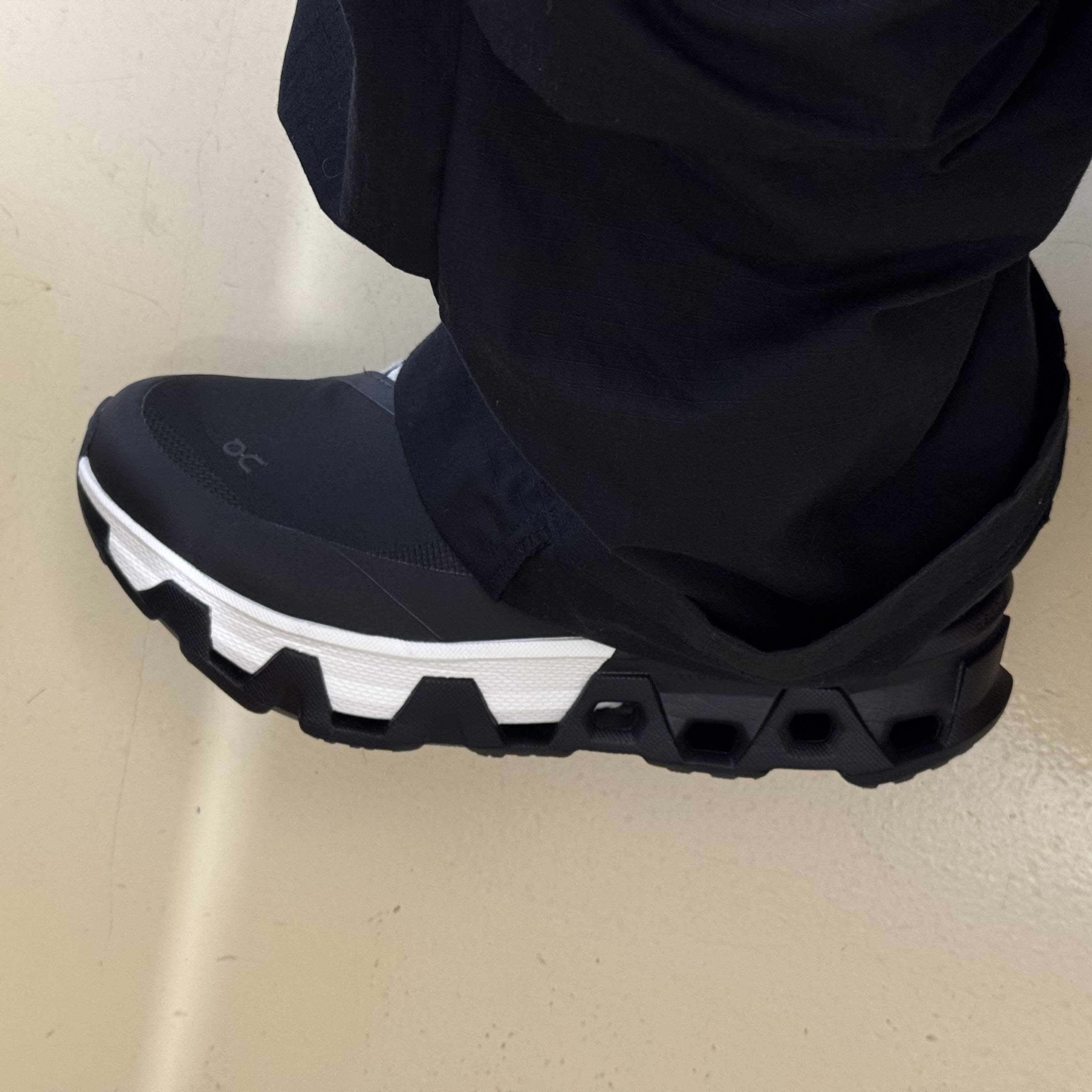 On Running x Post Archive Faction (Paf) Cloudmonster Hyper Black 착용 스타일 - 1