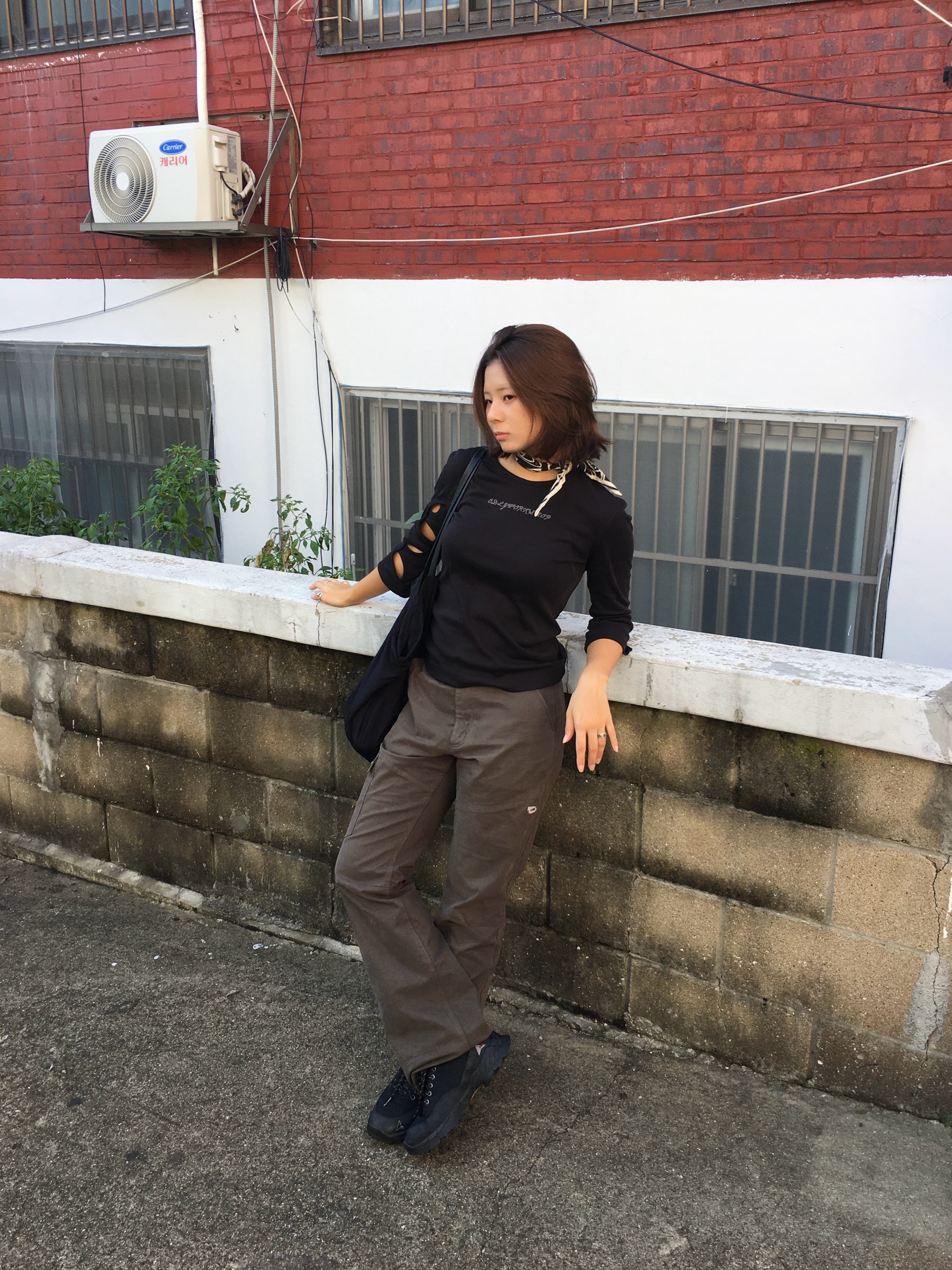 Roa Hiking Neal Black, Odlyworkshop 3-Quarter Cutout Tee Bustle 착용 스타일