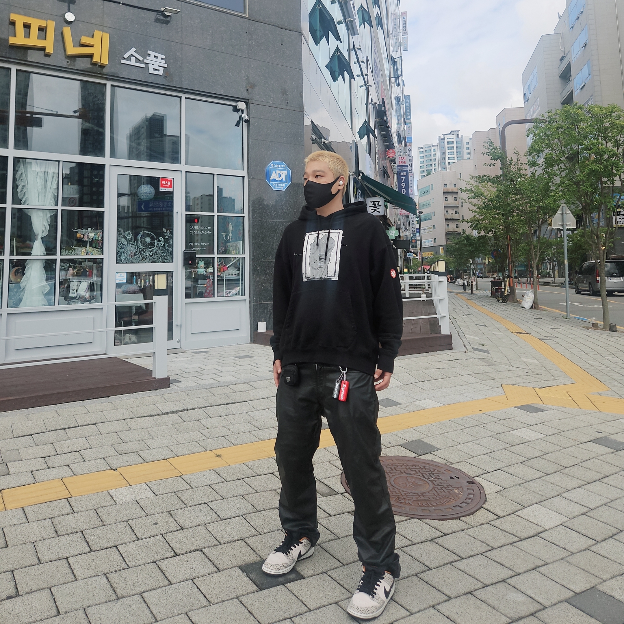 Nike SB Dunk Low Pro Electric Phantom and Black, Cav Empt AS 5d_or Hoody Black - 25SS 착용 스타일 - 1