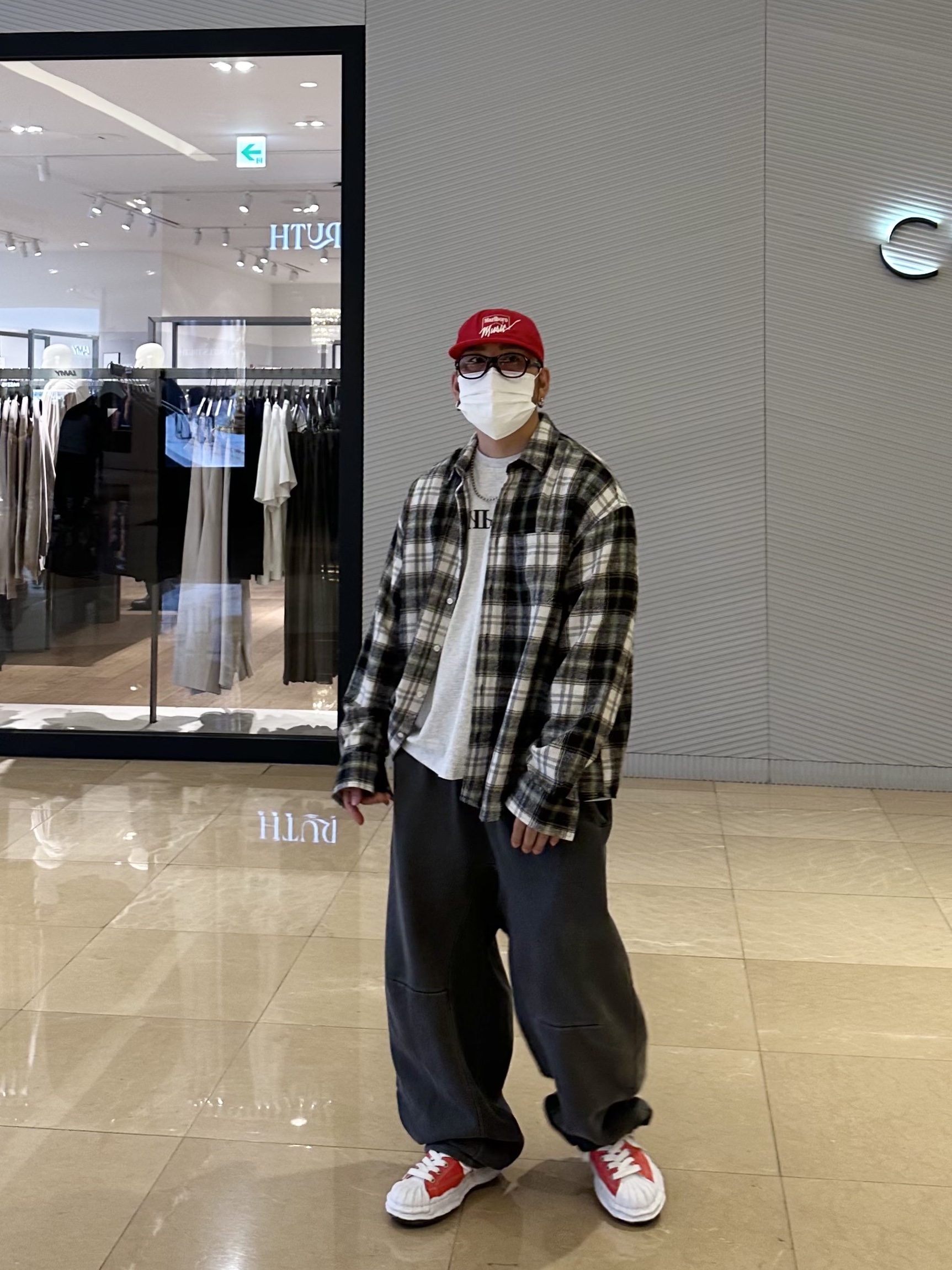 Maison Mihara Yasuhiro Blakey OG Sole Canvas Low-top Sneakers Orange, Yeezy x Gosha Rubchinskiy YZY Black Dogs T-Shirt Heather Grey 착용 스타일 - 2