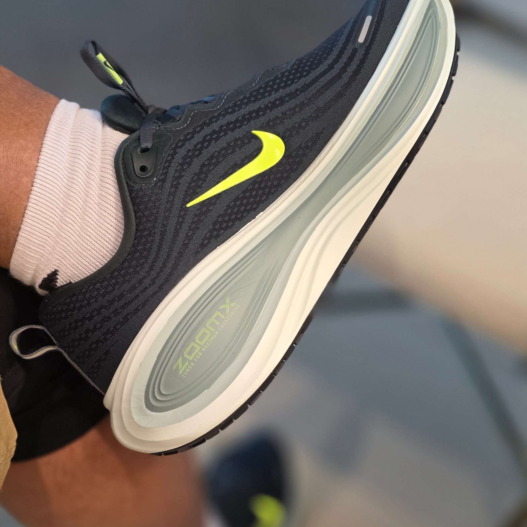 Nike Vomero Plus Seaweed Cannon 착용 스타일 - 2