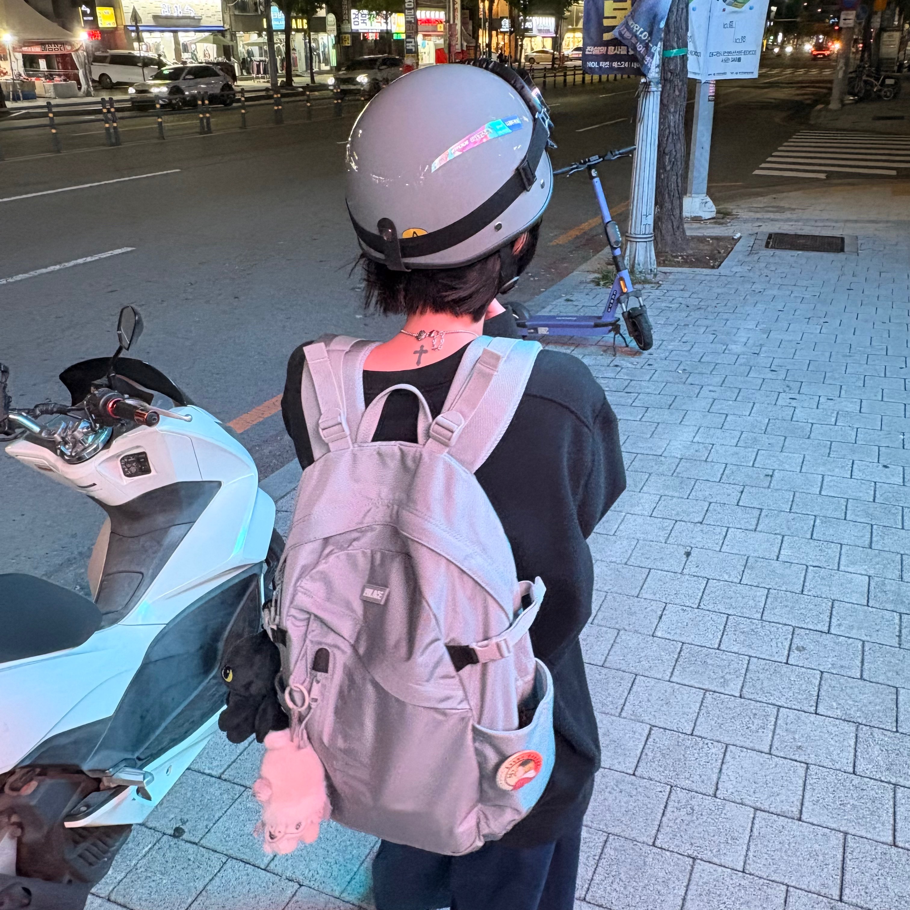 Palace Cordura RS Backpack Ghost Gray - 24FW, Stone Island 6100060 Organic Cotton Fleece Regular Fit Crewneck Sweatshirt with Elasticated Cuffs  - 25FW 착용 스타일 - 2