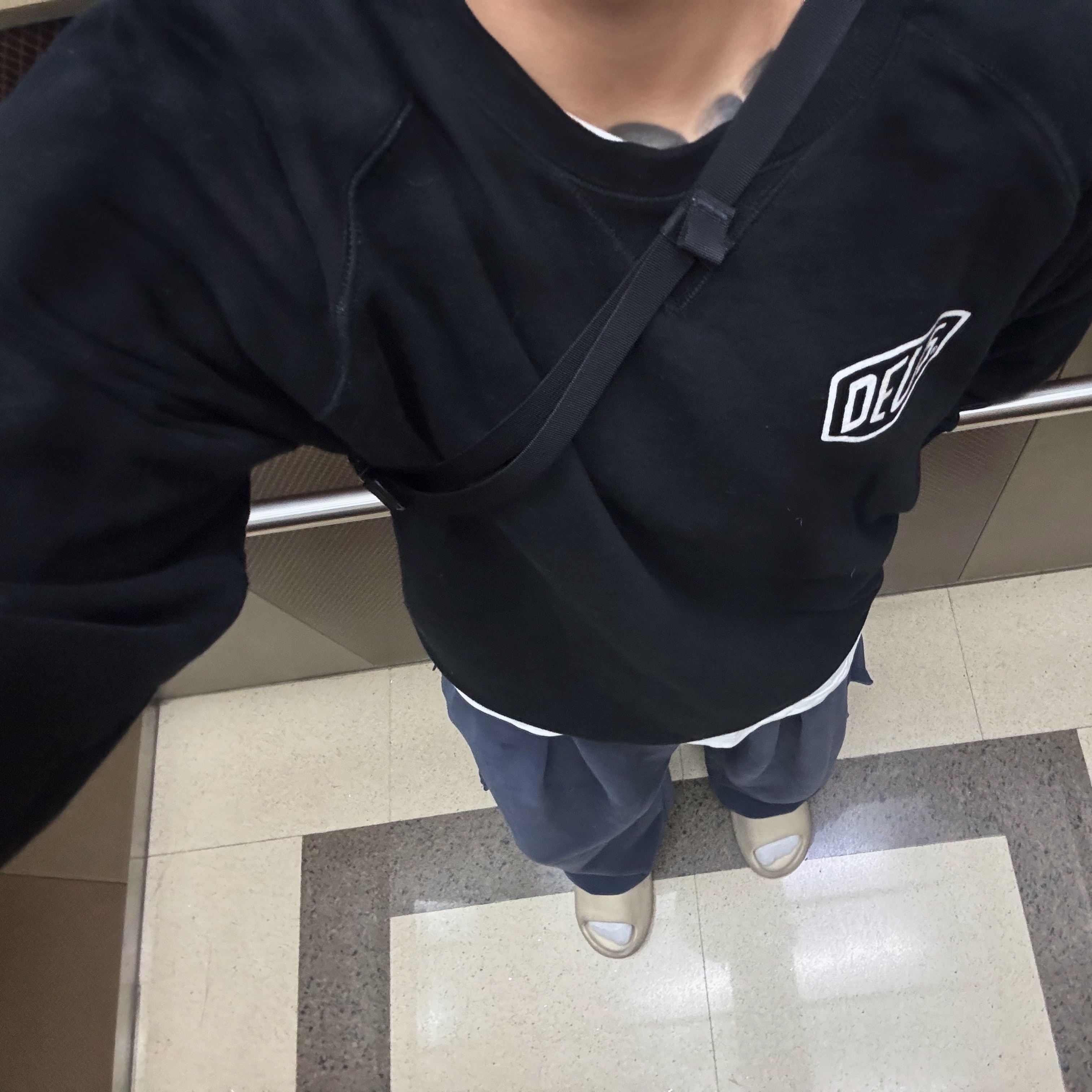 Adidas Yeezy Slide Bone 2022/2023, Deus Ex Machina Milano Adress Crew Black 착용 스타일