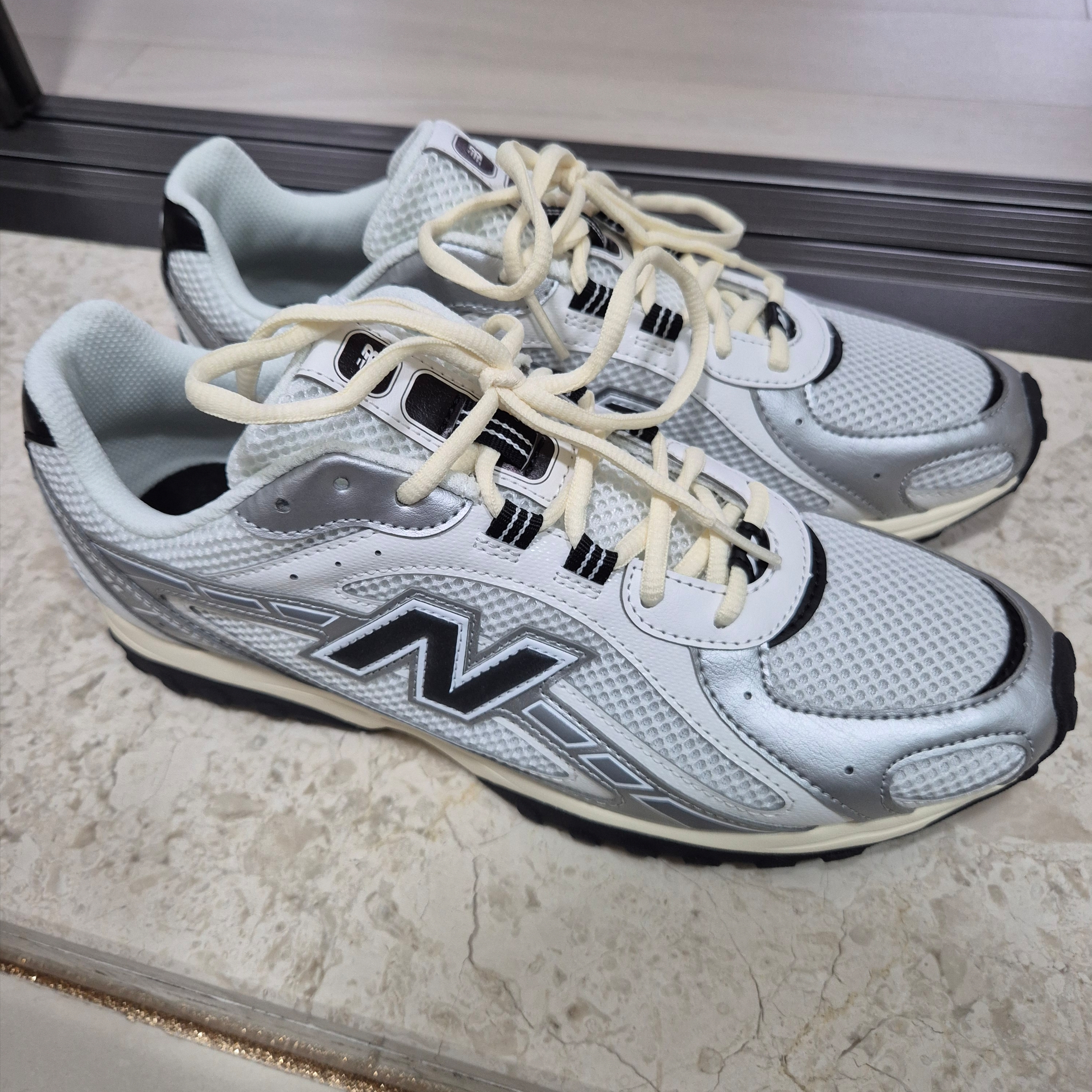 New Balance 204L Silver Metallic Black 착용 스타일 - 1