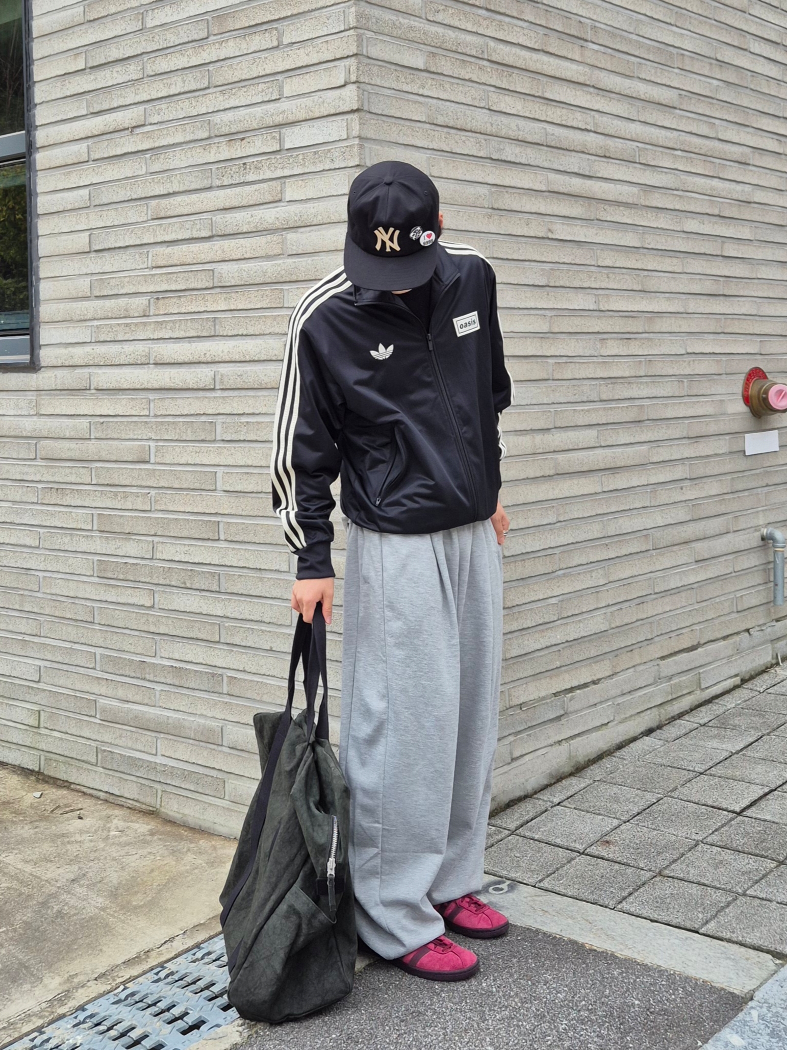 Adidas x Oasis Tour Firebird Track Top Black - US Sizing, Stussy Canvas Flight Bag Washed Black 착용 스타일 - 4