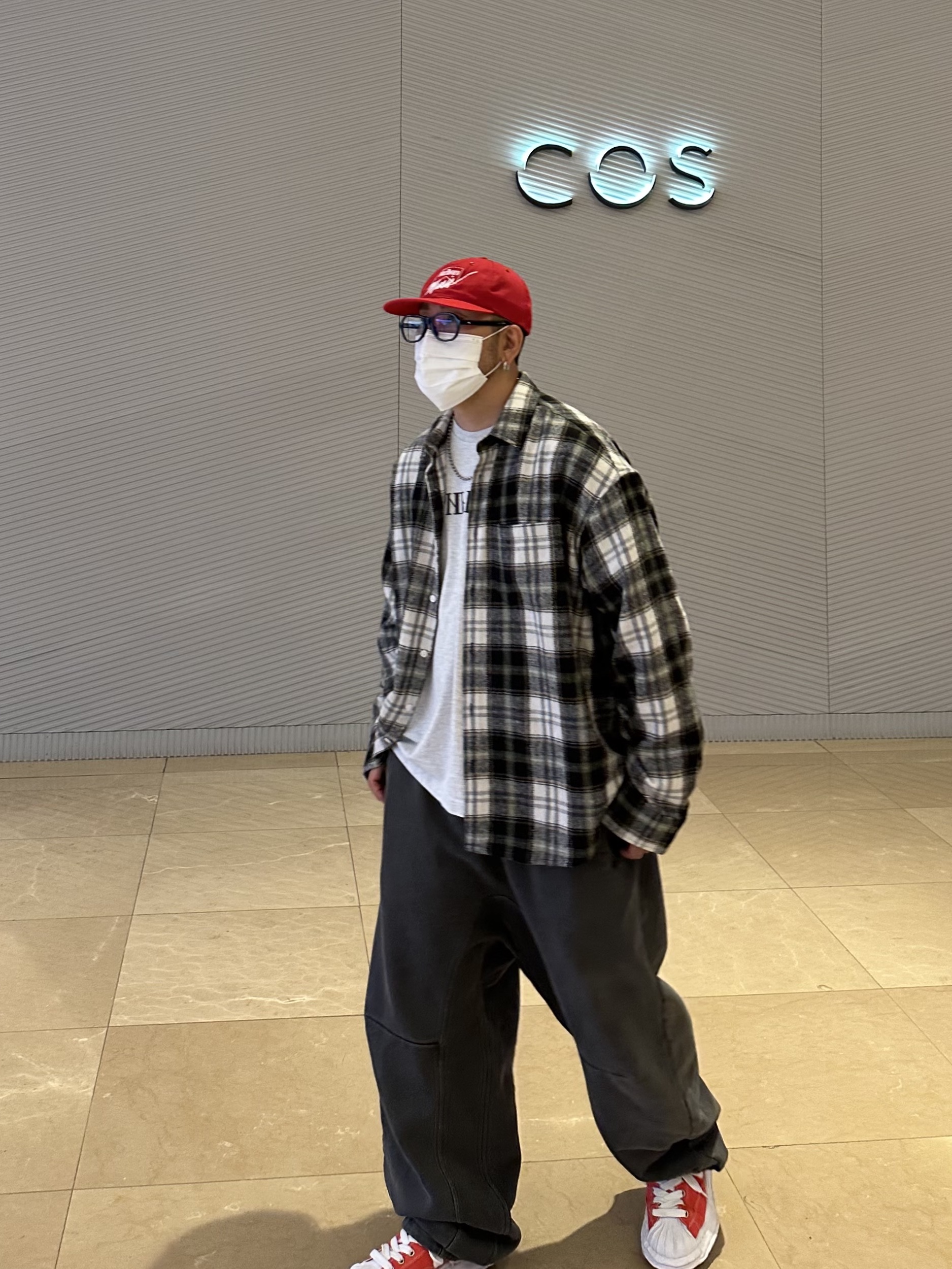 Maison Mihara Yasuhiro Blakey OG Sole Canvas Low-top Sneakers Orange, Yeezy x Gosha Rubchinskiy YZY Black Dogs T-Shirt Heather Grey 착용 스타일 - 3