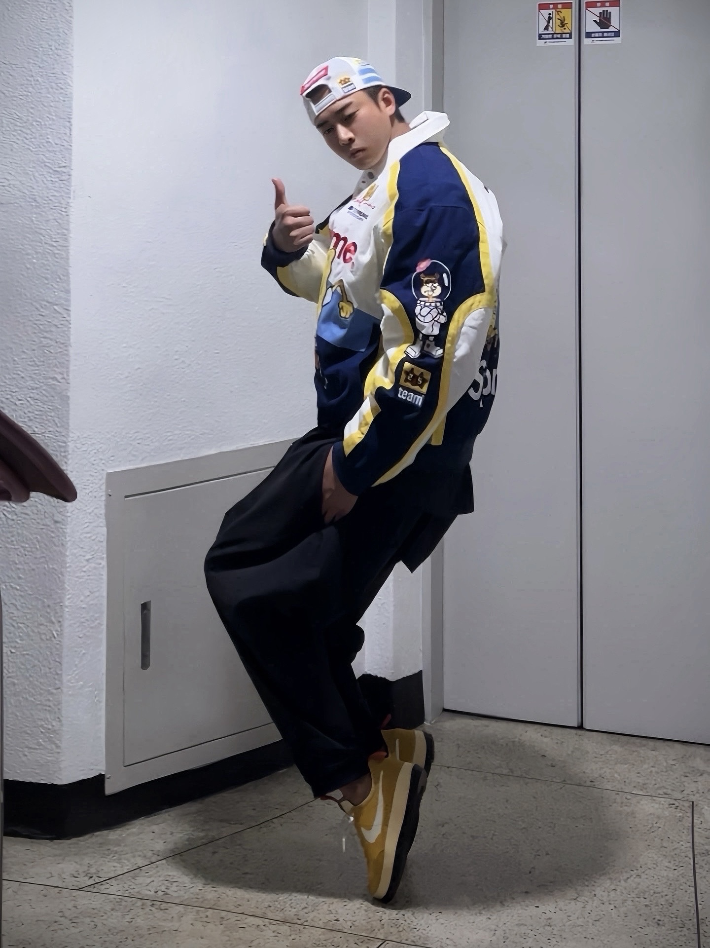 Supreme x SpongeBob SquarePants Jeff Hamilton Mesh Back 6-Panel Navy - 25SS, Supreme x SpongeBob SquarePants Jeff Hamilton Racing Jacket White - 25SS 착용 스타일 - 2