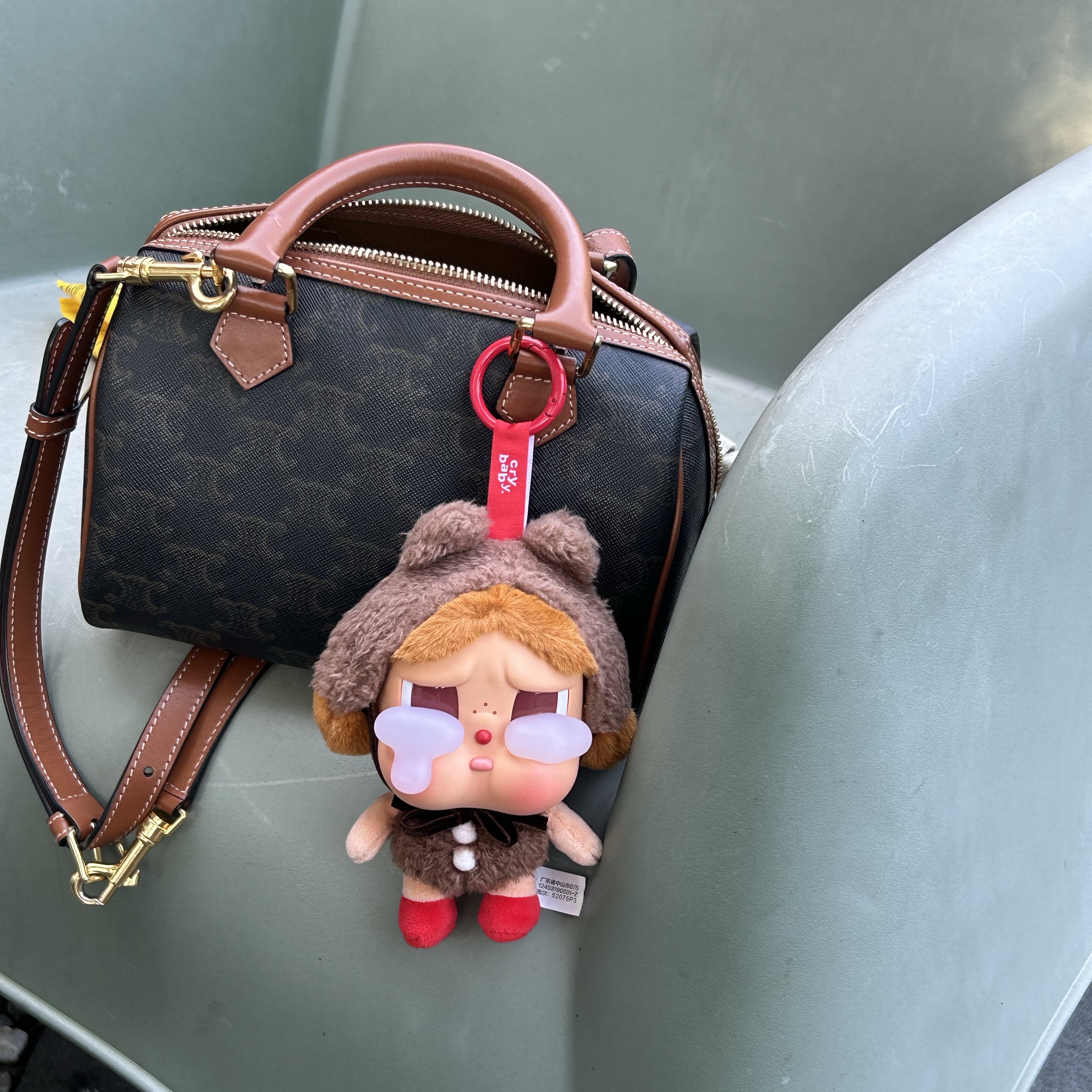 Pop Mart Crybaby Crying Again Series Plush Keyring Love Makes Us Cry (Opened Case) 착용 스타일