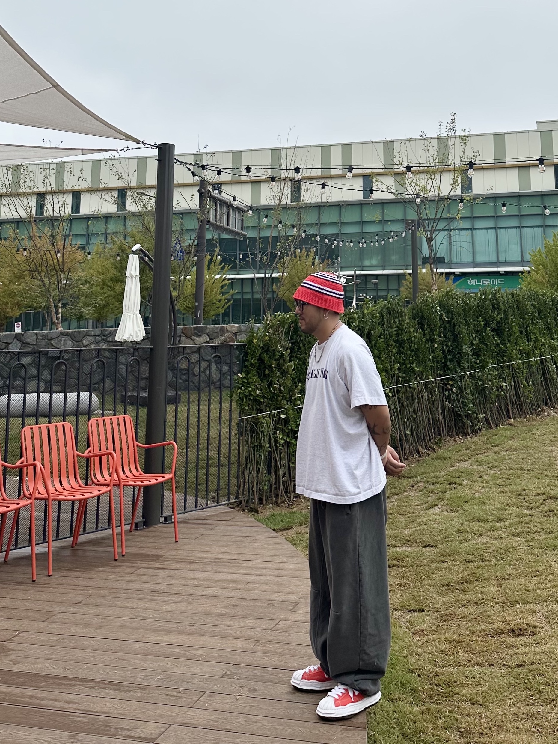 Yeezy x Gosha Rubchinskiy YZY Black Dogs T-Shirt Heather Grey, Maison Mihara Yasuhiro Blakey OG Sole Canvas Low-top Sneakers Orange 착용 스타일 - 3