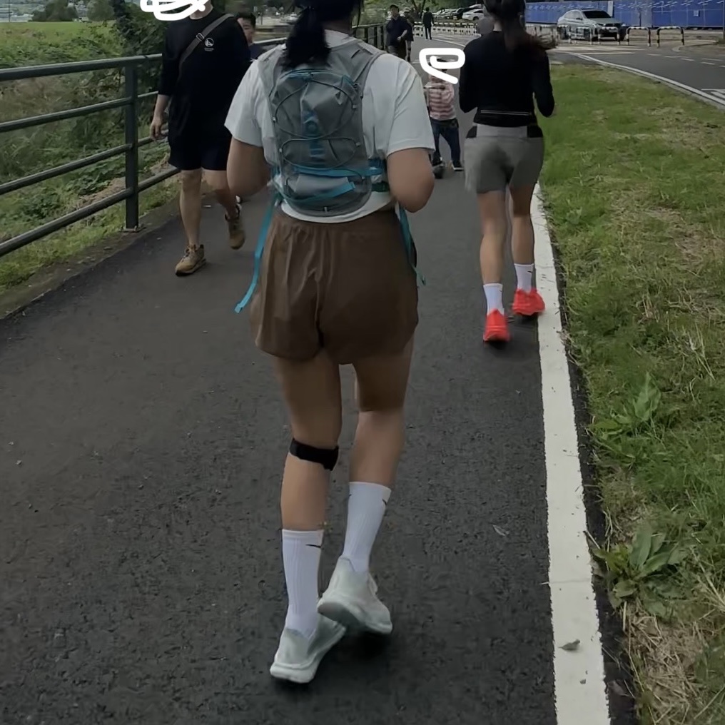 [KREAM 단독] runwhither 3inch Shorts Brown 착용 스타일